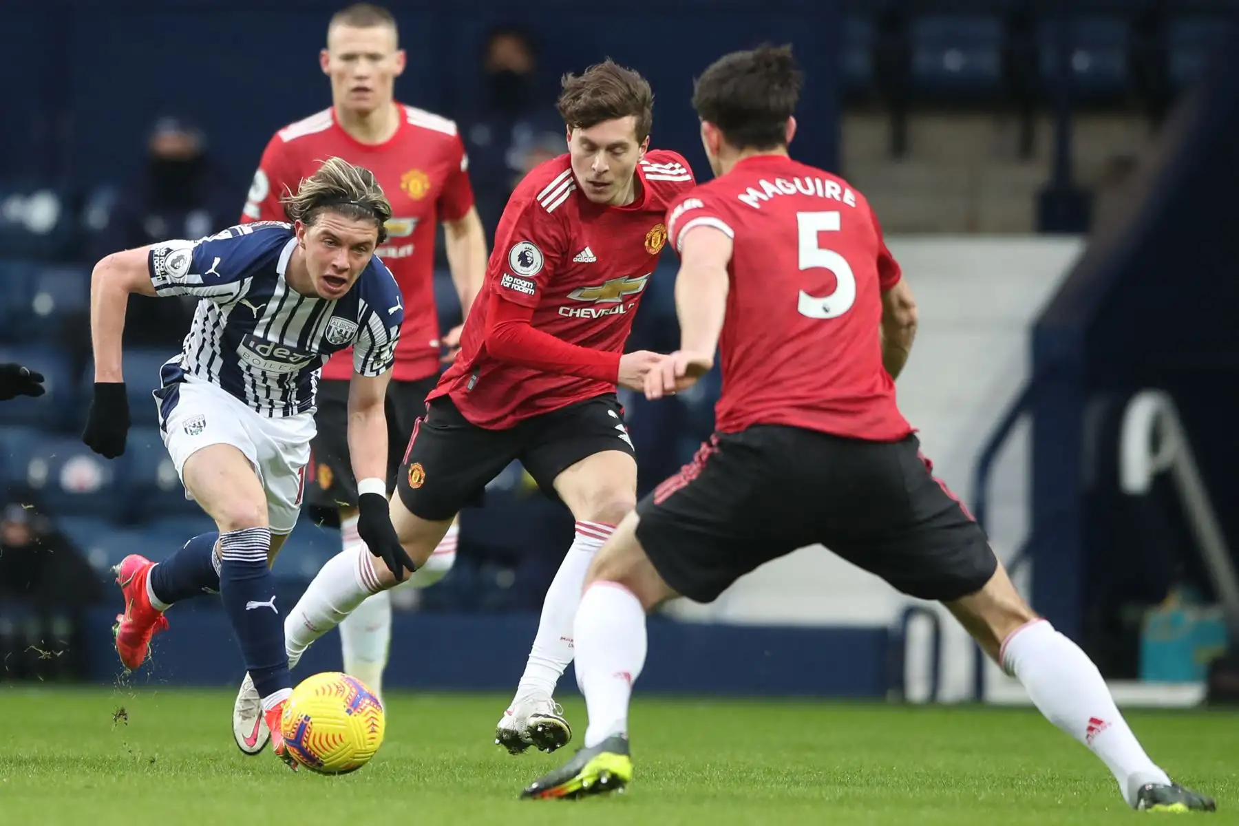 El centrocampista inglés del West Bromwich Albion Conor Gallagher, toma el defensor inglés del Manchester United Harry Maguire y el defensor sueco del Manchester United Victor Lindelof, durante el partido de fútbol de la Premier League inglesa entre West Bromwich Albion y el Manchester United. 
Foto: AFP