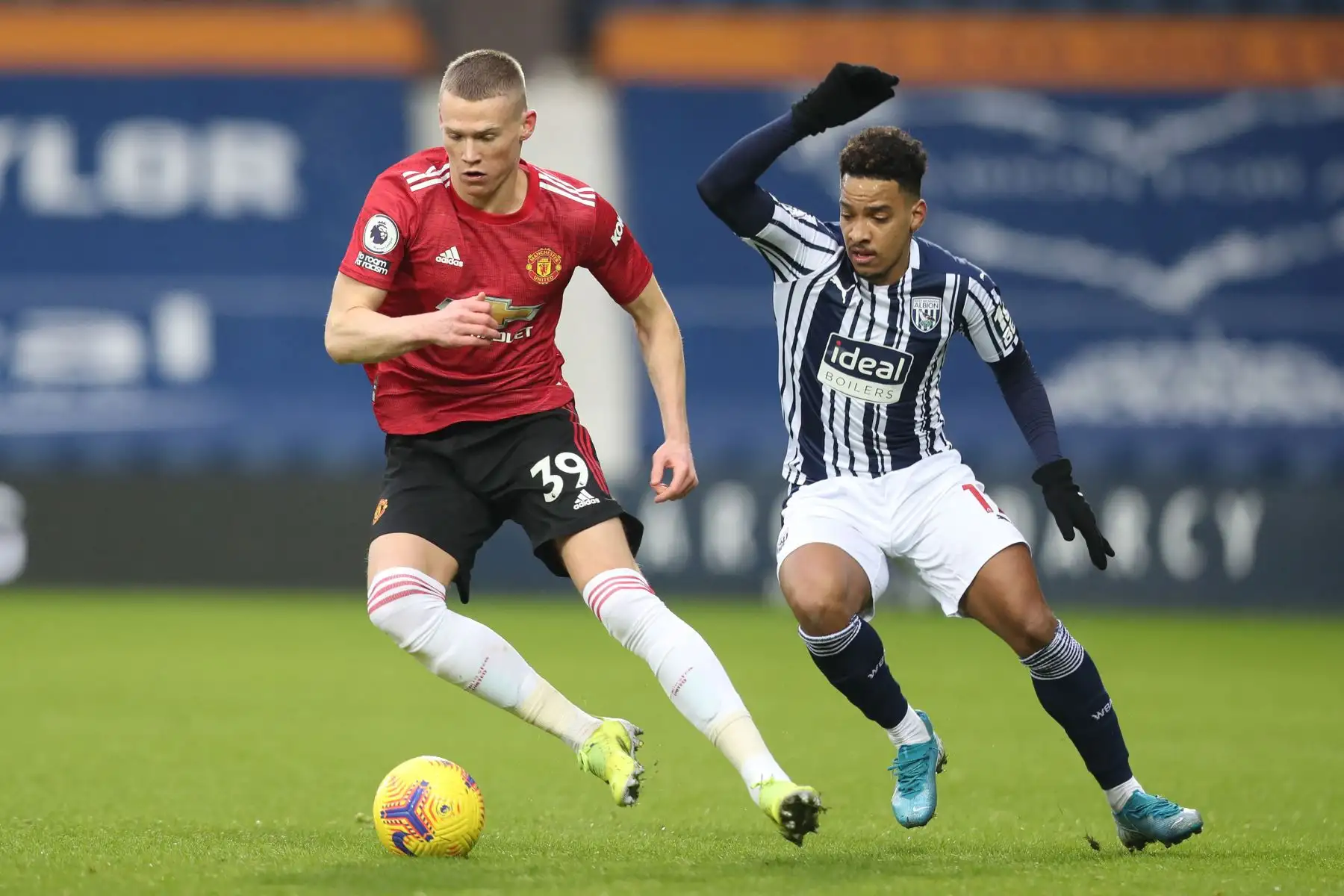 El centrocampista escocés del Manchester United Scott McTominay, se enfrenta al centrocampista brasileño del West Bromwich Albion Matheus Pereira, durante el partido de fútbol de la Premier League inglesa entre West Bromwich Albion y Manchester United.
Foto: AFP