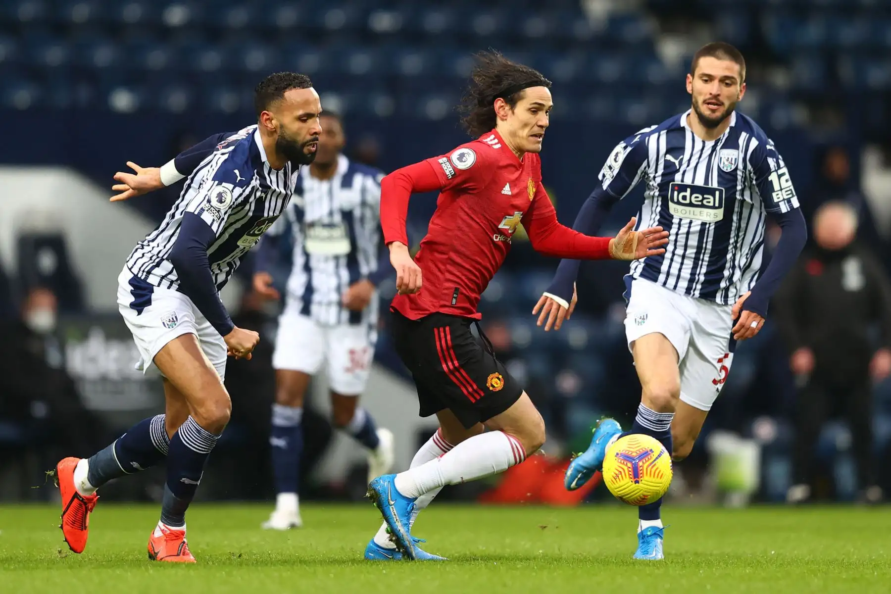 El delantero uruguayo del Manchester United Edinson Cavani, se aleja del defensor inglés del West Bromwich Albion Kyle Bartley, durante el partido de fútbol de la Premier League inglesa entre el West Bromwich Albion y el Manchester United. 
Foto: AFP