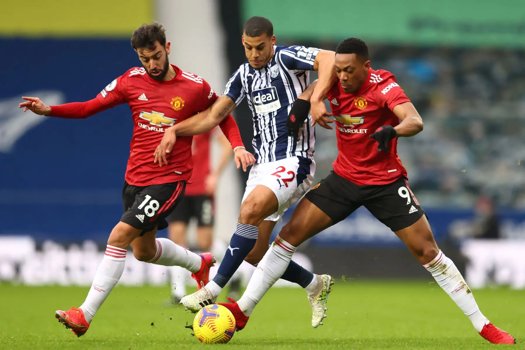 El defensor inglés del West Bromwich Albion Lee Peltier, desafía al mediocampista portugués del Manchester United Bruno Fernandes y el delantero francés del Manchester United Anthony Martial, durante el partido de fútbol de la Premier League inglesa entre West Bromwich Albion y Manchester United.
Foto: AFP