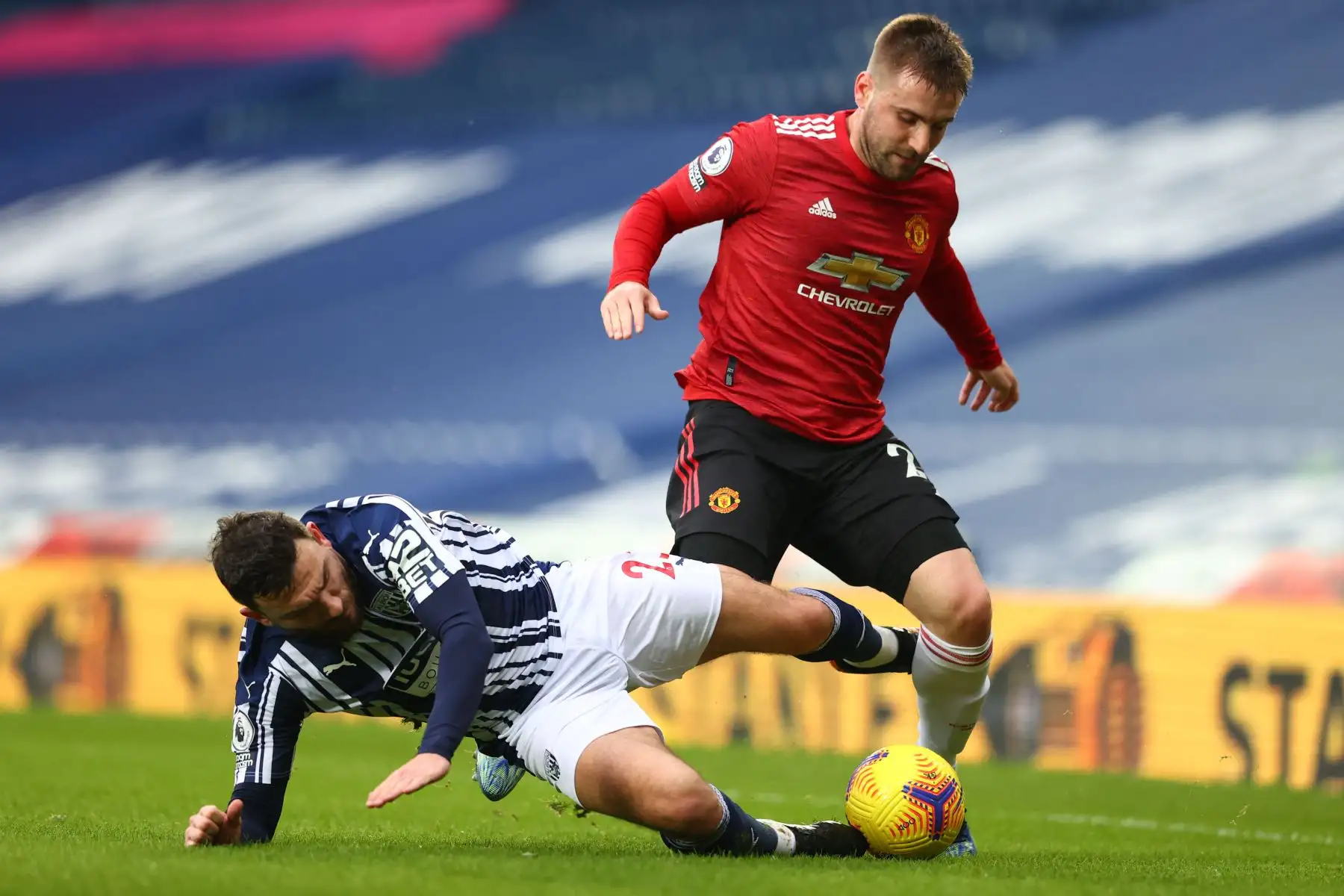 El defensor inglés del Manchester United Luke Shaw vence al centrocampista inglés del West Bromwich Albion, Robert Snodgrass, durante el partido de fútbol de la Premier League inglesa entre West Bromwich Albion y Manchester United.
Foto: AFP