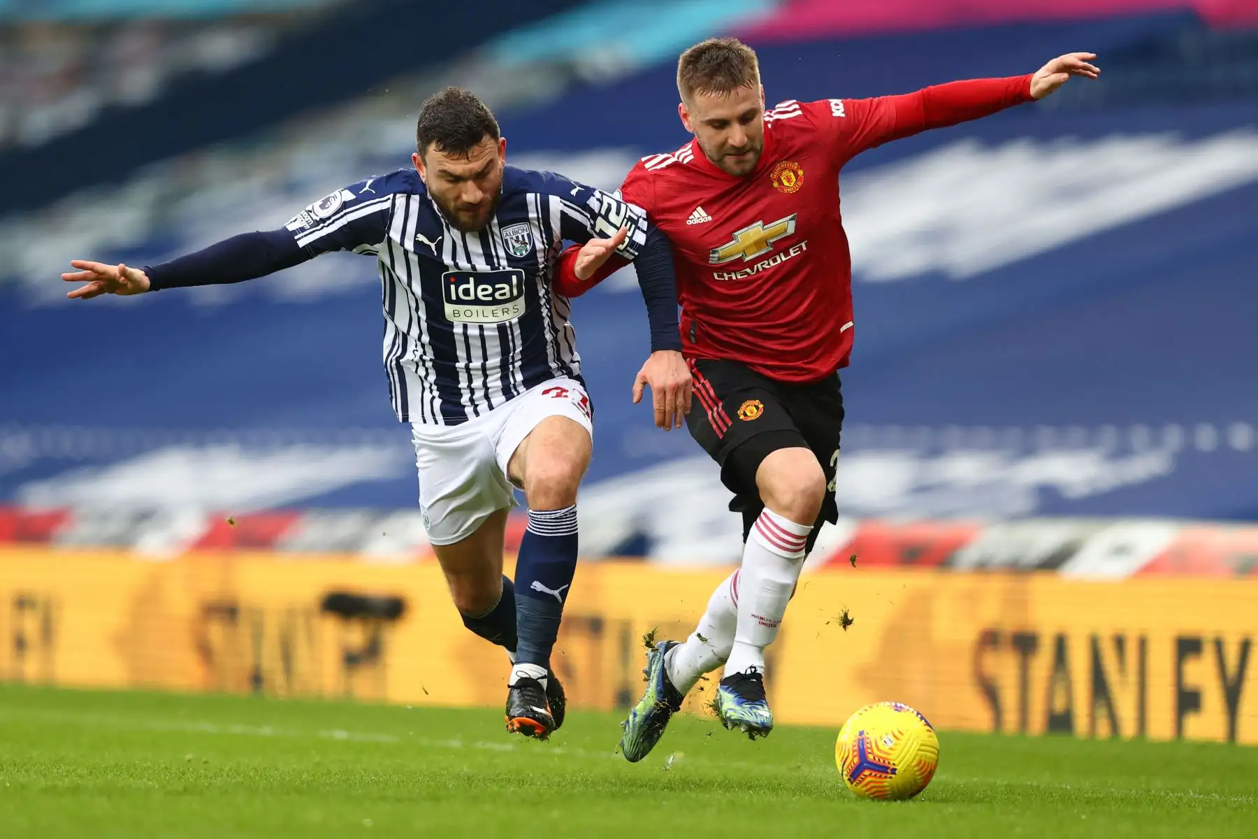 El defensor inglés del Manchester United Luke Shaw, vence al centrocampista inglés del West Bromwich Albion, Robert Snodgrass, durante el partido de fútbol de la Premier League inglesa entre West Bromwich Albion y Manchester United.
Foto: AFP
