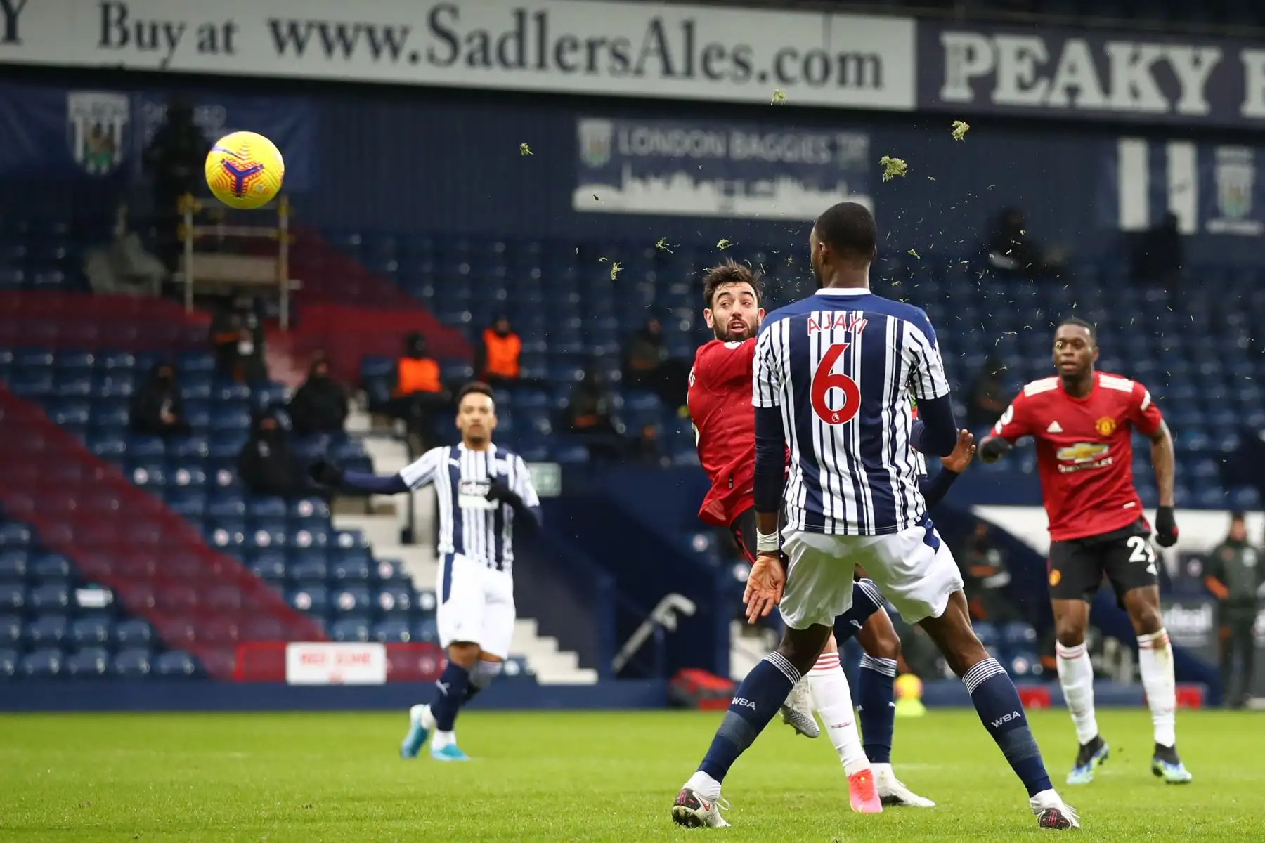 El centrocampista portugués del Manchester United Bruno Fernandes, anota su primer gol para igualar 1-1 durante el partido de fútbol de la Premier League inglesa entre West Bromwich Albion y Manchester United.
Foto: AFP