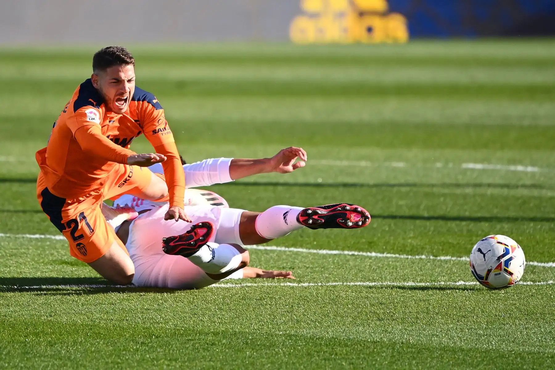 El centrocampista brasileño del Real Madrid Casemiro comete una falta al delantero español del Valencia Manu Vallejo durante el partido de fútbol de la liga española entre el Real Madrid y el Valencia.
Foto: AFP