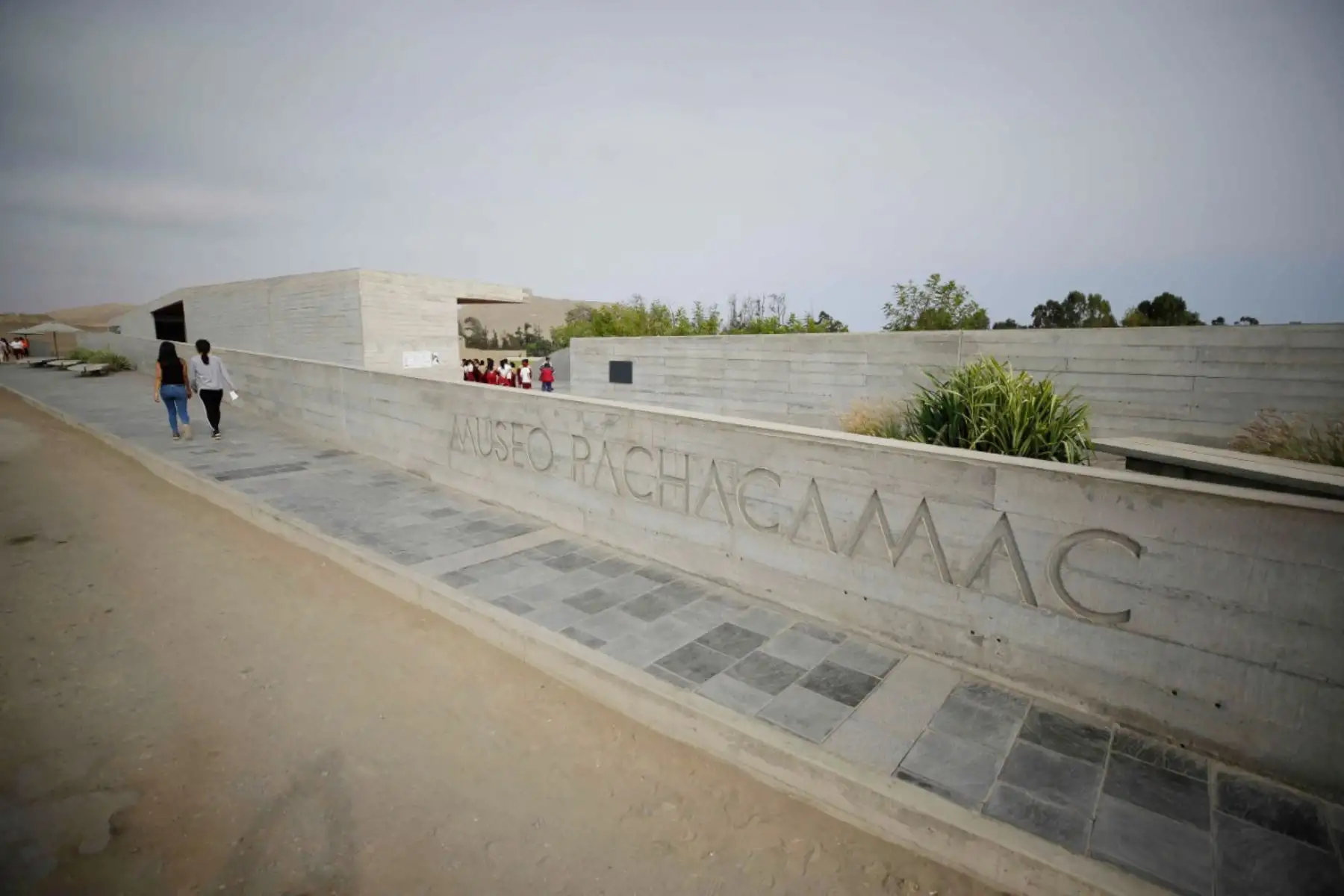 El Museo Pachacamac, administrado por el Ministerio de Cultura, ha organizado una semana de  actividades virtuales, que incluyen charlas, talleres, recorrido virtual, exposiciones, entre otras; con motivo de celebrarse el quinto aniversario del nuevo museo.
Foto: Mincul
