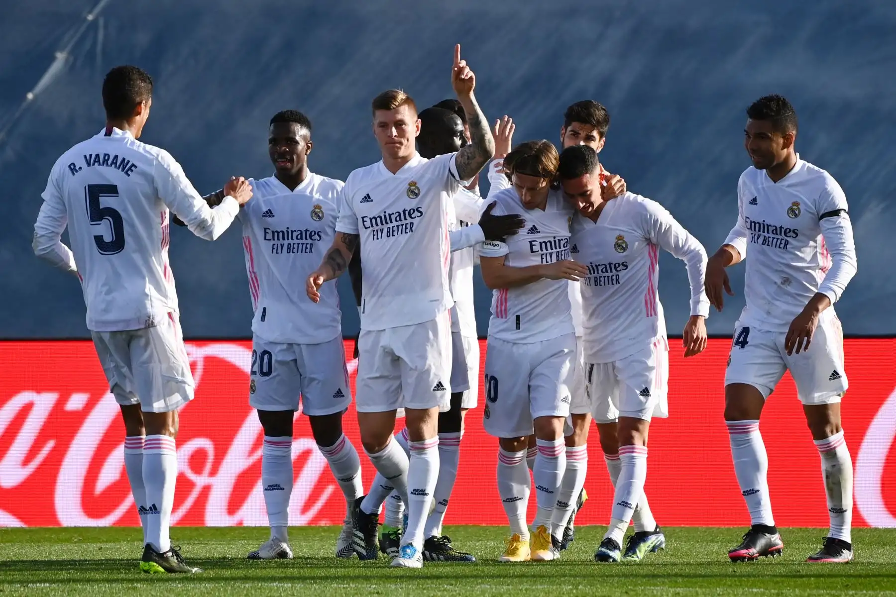 El centrocampista alemán del Real Madrid Toni Kroos celebra con sus compañeros tras marcar un gol durante el partido de fútbol de la liga española entre el Real Madrid y el Valencia.
Foto:  AFP