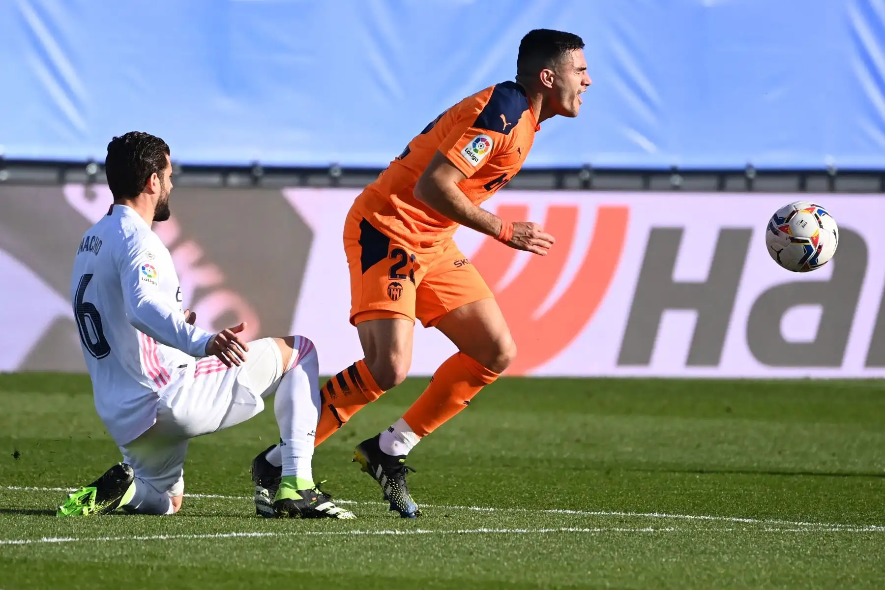 El delantero uruguayo del Valencia Maxi Gómez desafía al defensor español del Real Madrid, Nacho Fernández, durante el partido de fútbol de la liga española entre el Real Madrid y el Valencia. 
Foto: AFP