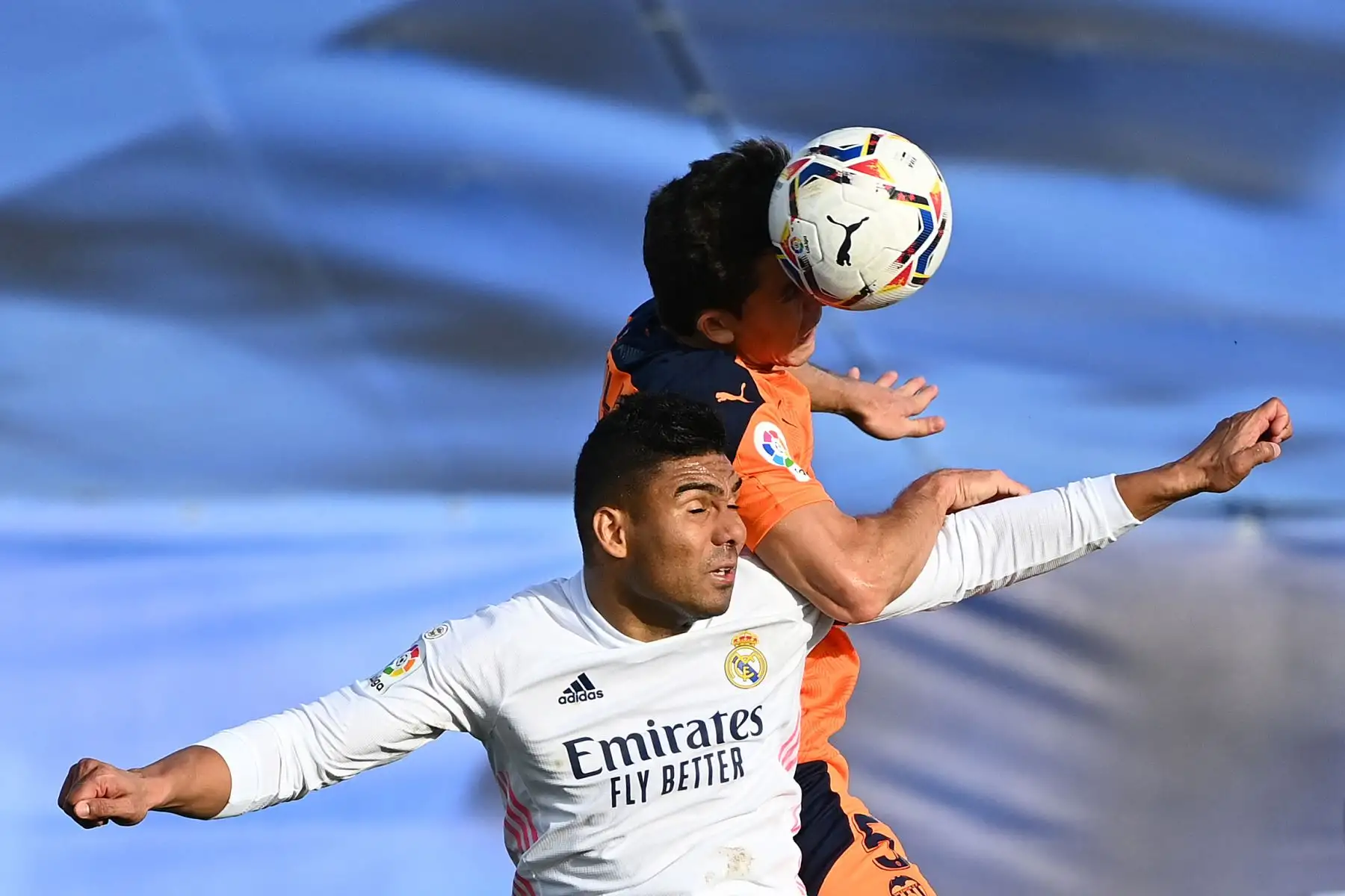 El defensor brasileño del Valencia Gabriel Paulista cabecea el balón con el mediocampista brasileño del Real Madrid Casemiro durante el partido de fútbol de la liga española entre el Real Madrid y el Valencia.
Foto: AFP
