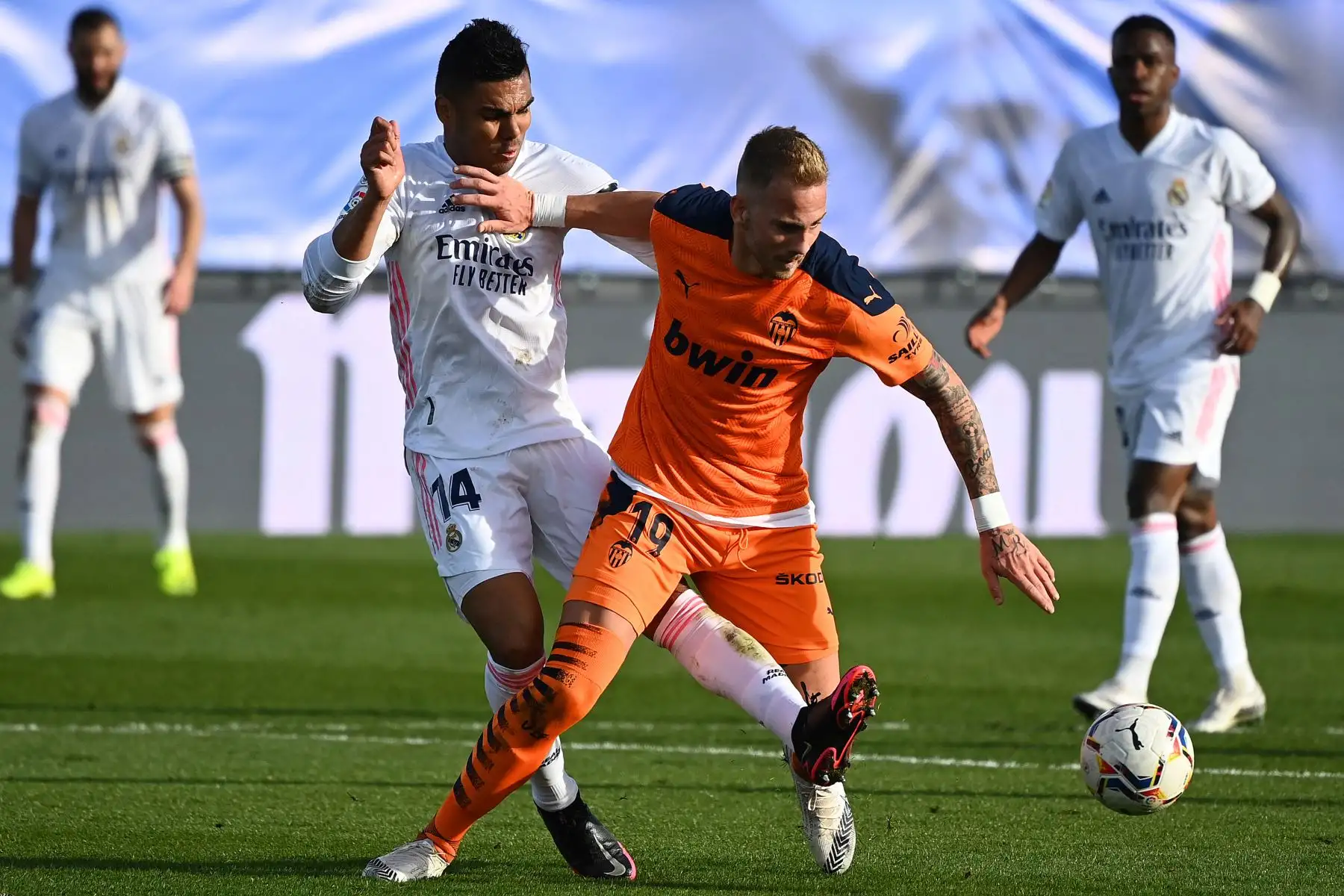 El centrocampista serbio del Valencia Uros Racic desafía al centrocampista brasileño del Real Madrid Casemiro durante el partido de fútbol de la liga española entre el Real Madrid y el Valencia.
Foto: AFP