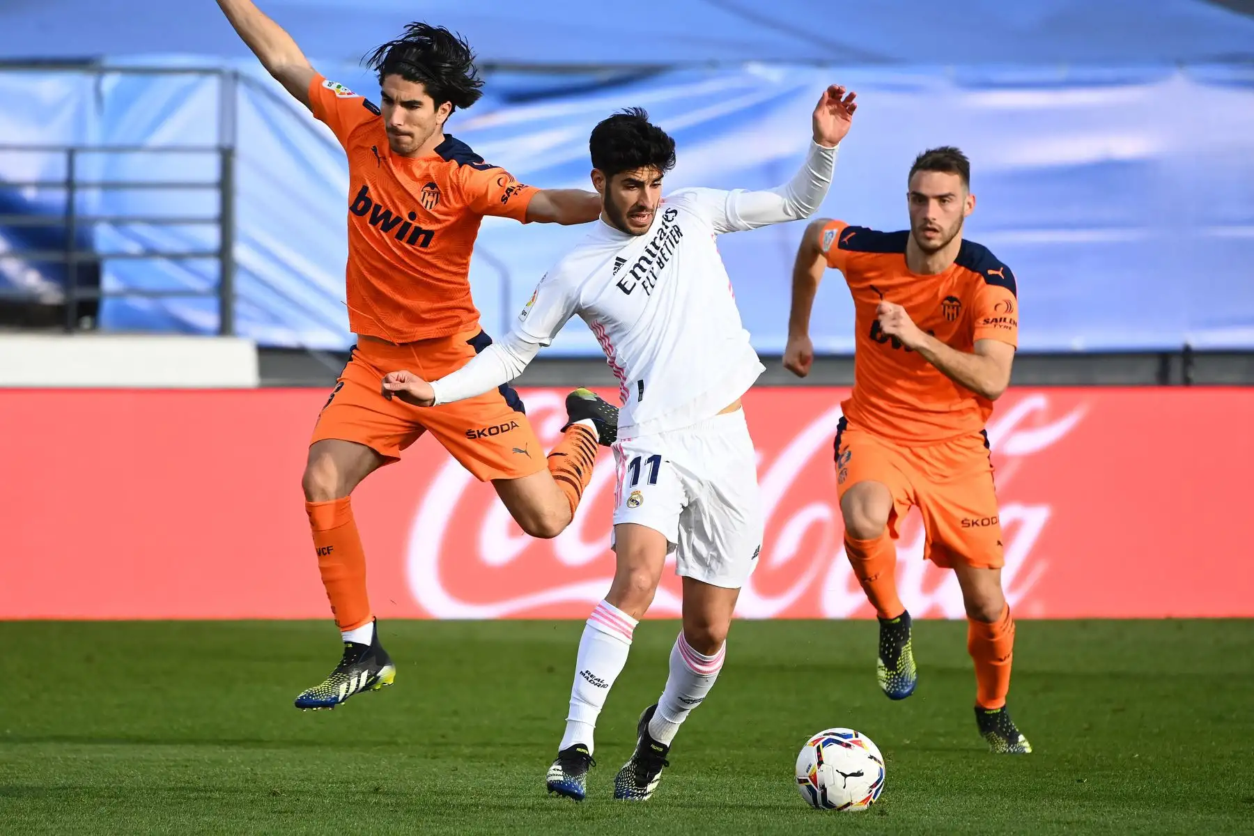 El centrocampista español del Real Madrid Marco Asensio, desafía al centrocampista español del Valencia Carlos Soler y al defensor portugués del Valencia Ferro durante el partido de fútbol de la liga española entre el Real Madrid y el Valencia. 
Foto: AFP