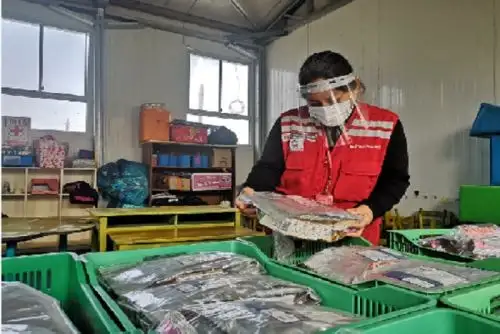 Especialistas de Qali Warma realizan pruebas organolépticas (olor, color, temperatura, entre otros) a los productos y confirman su calidad e inocuidad.