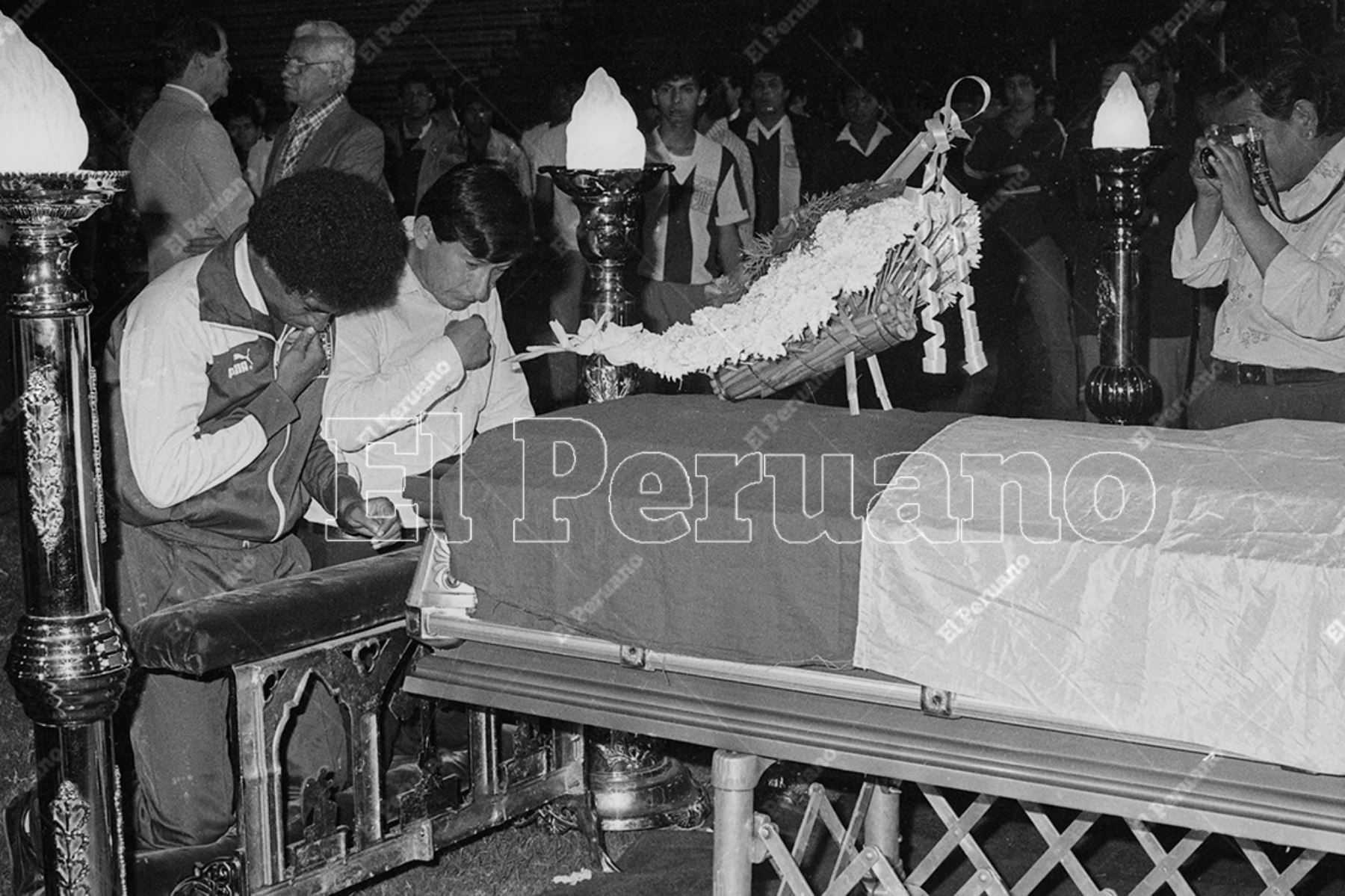 Lima - 09 diciembre 1987 /Velorio de las víctimas del accidente aéreo del Fokker donde murieron los integrantes del plantel de Alianza Lima.
 Foto: Archivo Histórico de El Peruano / Onésimo Bottoni