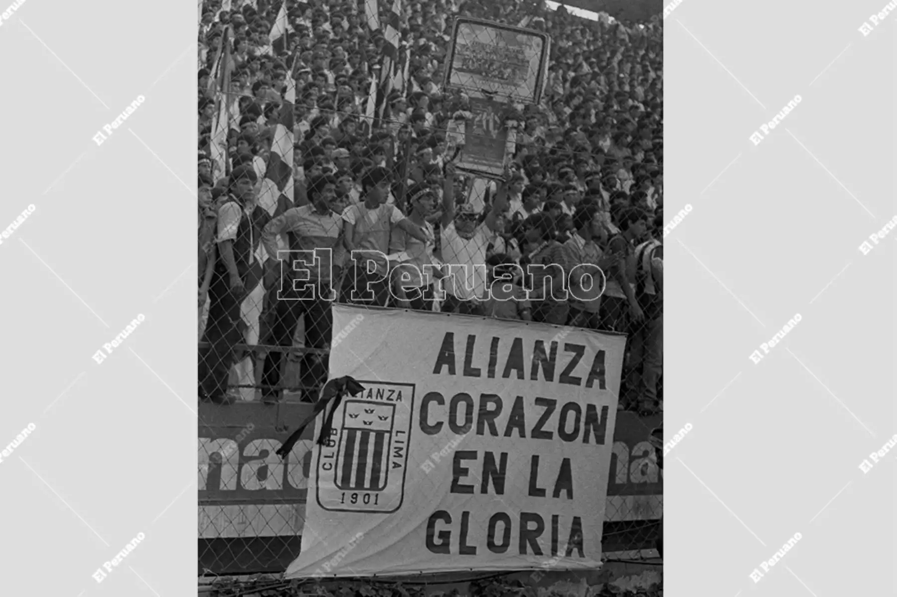 Lima - 17 diciembre 1987 / Hinchas de Alianza Lima portando banderas e imágenes de sus ídolos en el estadio Alejandro Villanueva. Alianza e Independiente de Avellaneda jugaron un partido internacional amistoso a beneficio de las víctimas del accidente áreo donde desapareció el plantel principal del culb íntimo. 
Foto: Archivo Histórico de El Peruano / Virgilio Molero