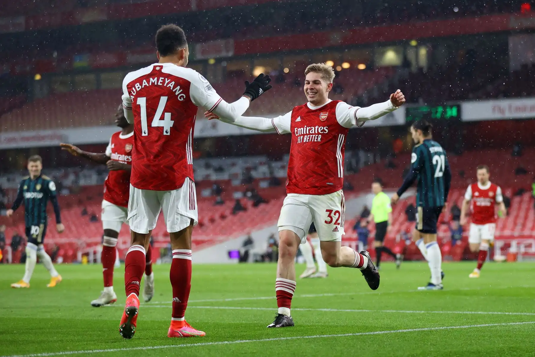 El centrocampista inglés del Arsenal Emile Smith Rowe, se ejecuta para celebrar después de cruzar el balón para el delantero gabonés del Arsenal Pierre-Emerick Aubameyang, para marcar un gol para su hat-trick durante el partido de fútbol de la Premier League inglesa entre Arsenal y Leeds United.
Foto: AFP