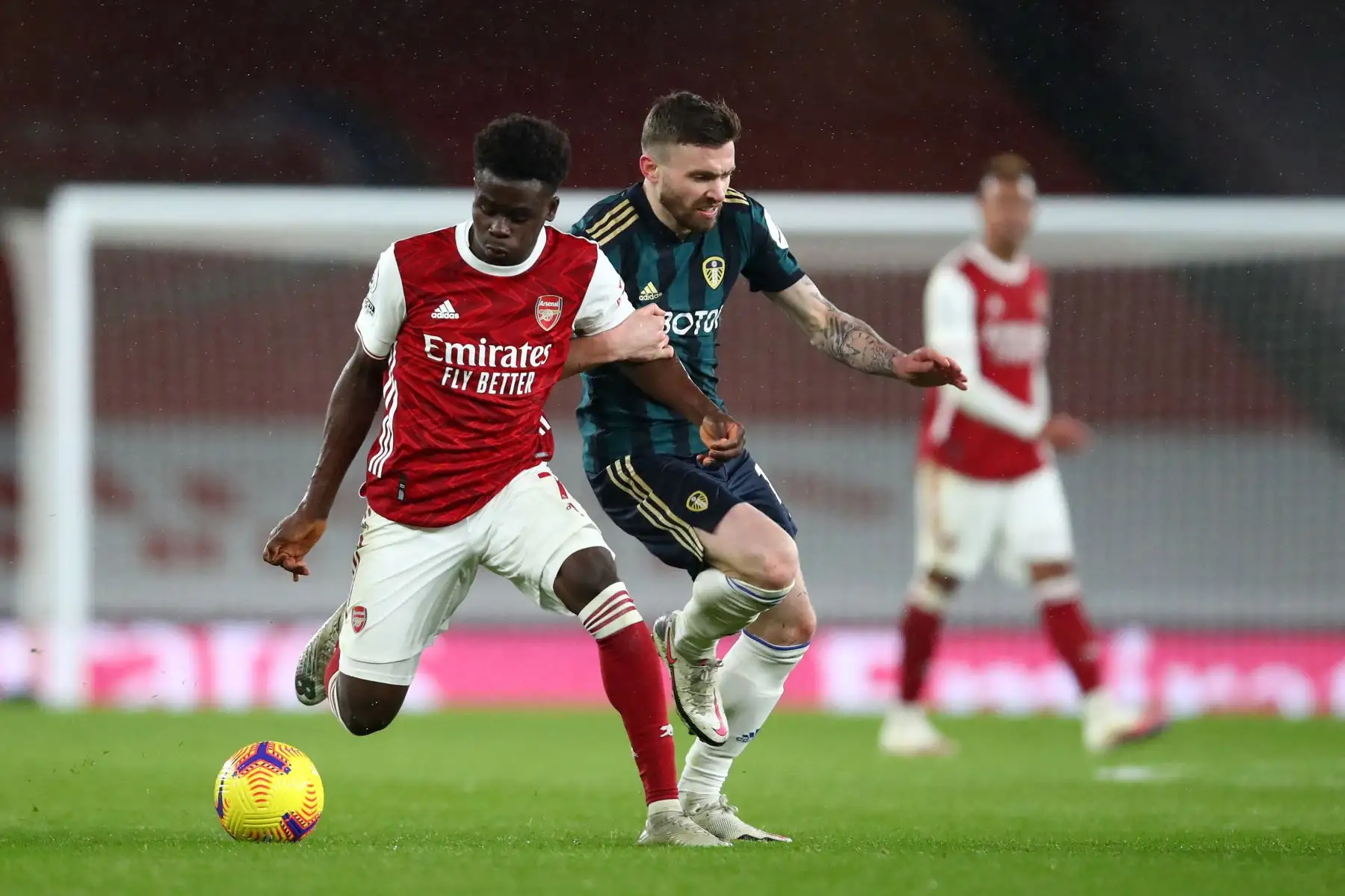 El delantero inglés del Arsenal, Bukayo Saka, compite con el centrocampista norirlandés del Leeds United, Stuart Dallas, durante el partido de fútbol de la Premier League inglesa entre el Arsenal y el Leeds United. 
Foto: AFP