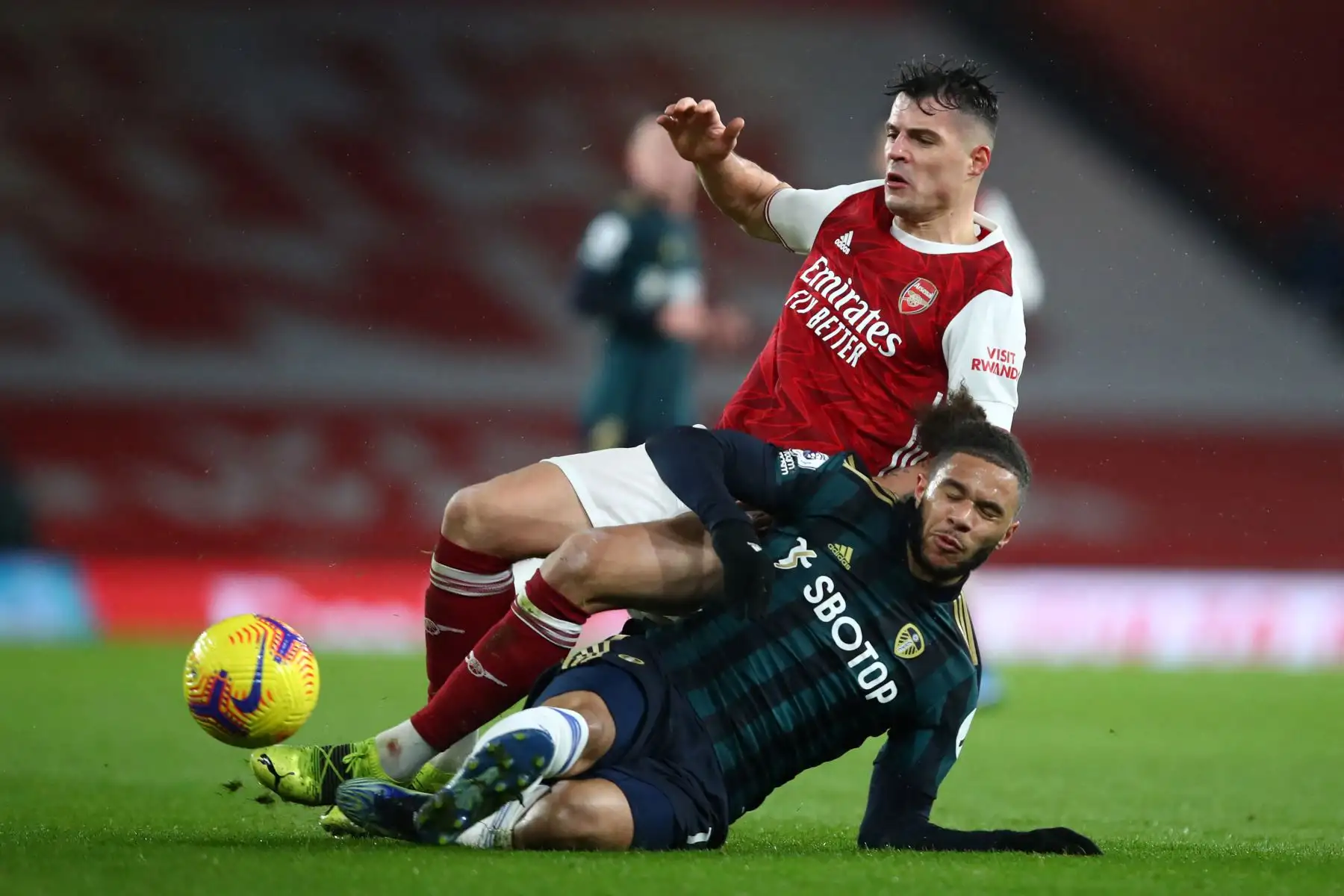 El centrocampista suizo del Arsenal, Granit Xhaka, compite con el delantero galés del Leeds United, Tyler Roberts, durante el partido de fútbol de la Premier League inglesa entre el Arsenal y el Leeds United.
Foto: AFP