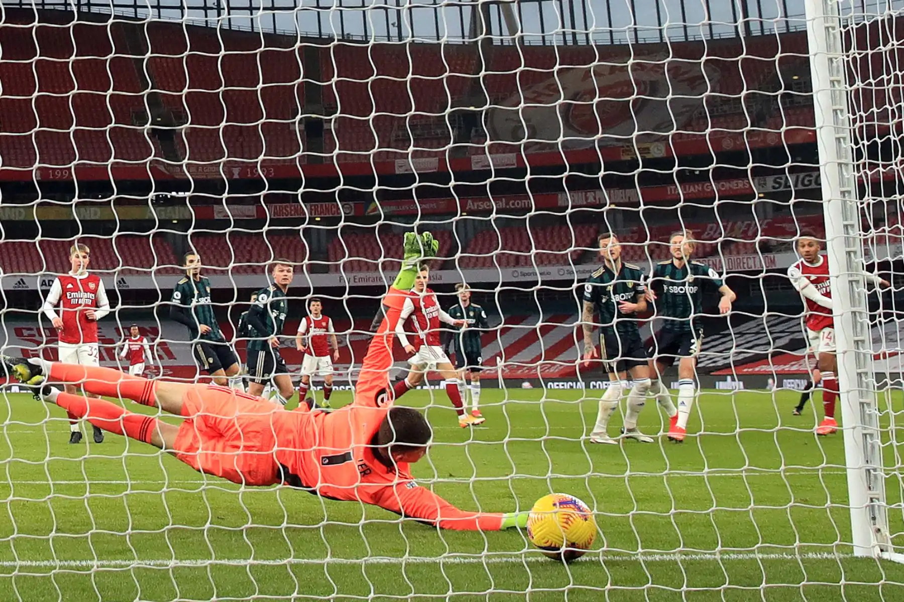El delantero gabonés del Arsenal Pierre-Emerick Aubameyang, anota el primer gol de su equipo más allá del portero francés del Leeds United Illan Meslier durante el partido de fútbol de la Premier League inglesa entre el Arsenal y el Leeds United.
Foto:  AFP