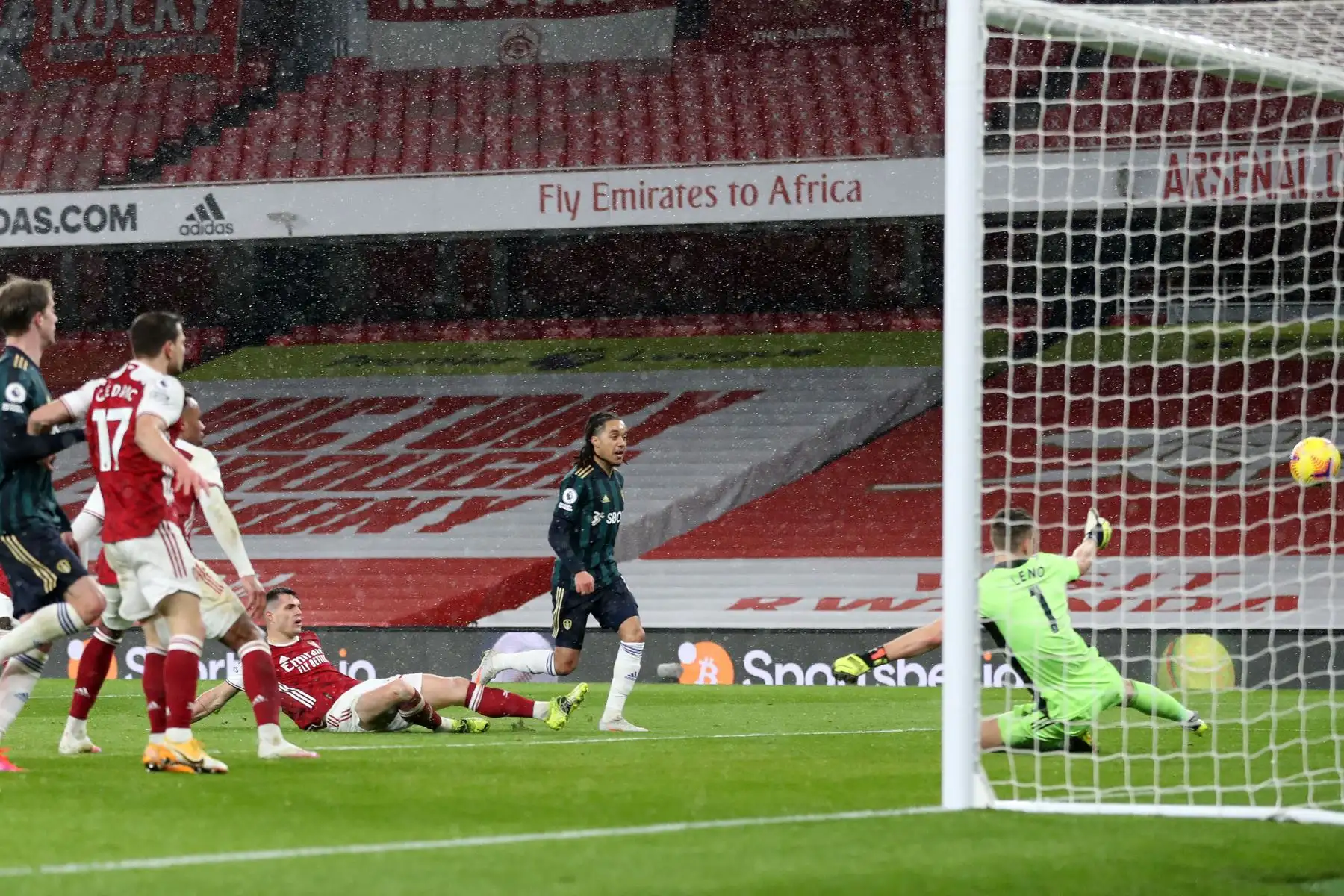 El centrocampista portugués del Leeds United, Helder Costa, anota su segundo gol ante el portero alemán del Arsenal, Bernd Leno, durante el partido de fútbol de la Premier League inglesa entre el Arsenal y el Leeds United.
Foto: AFP