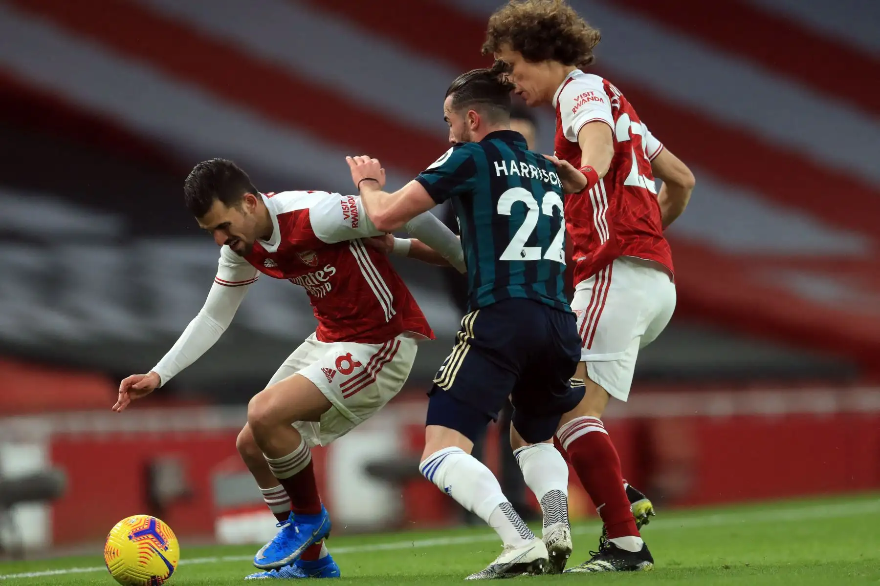 El mediocampista español del Arsenal Dani Ceballos, el mediocampista inglés del Leeds United Jack Harrison y el defensa brasileño del Arsenal David Luiz compiten por el balón durante el partido de fútbol de la Premier League inglesa entre el Arsenal y el Leeds United.
Foto: AFP