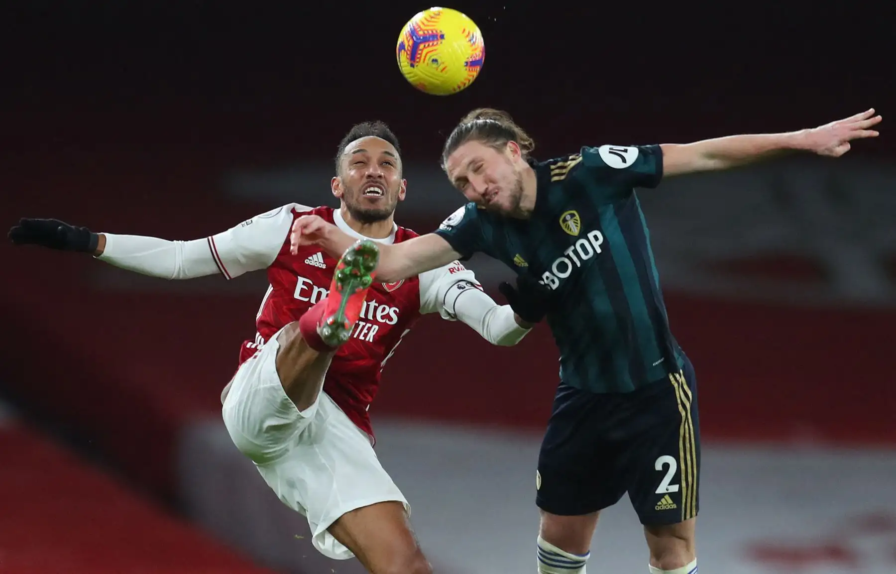 El delantero gabonés del Arsenal Pierre-Emerick Aubameyang, compite con el defensor inglés del Leeds United Luke Ayling, durante el partido de fútbol de la Premier League inglesa entre el Arsenal y el Leeds United. 
Foto: AFP