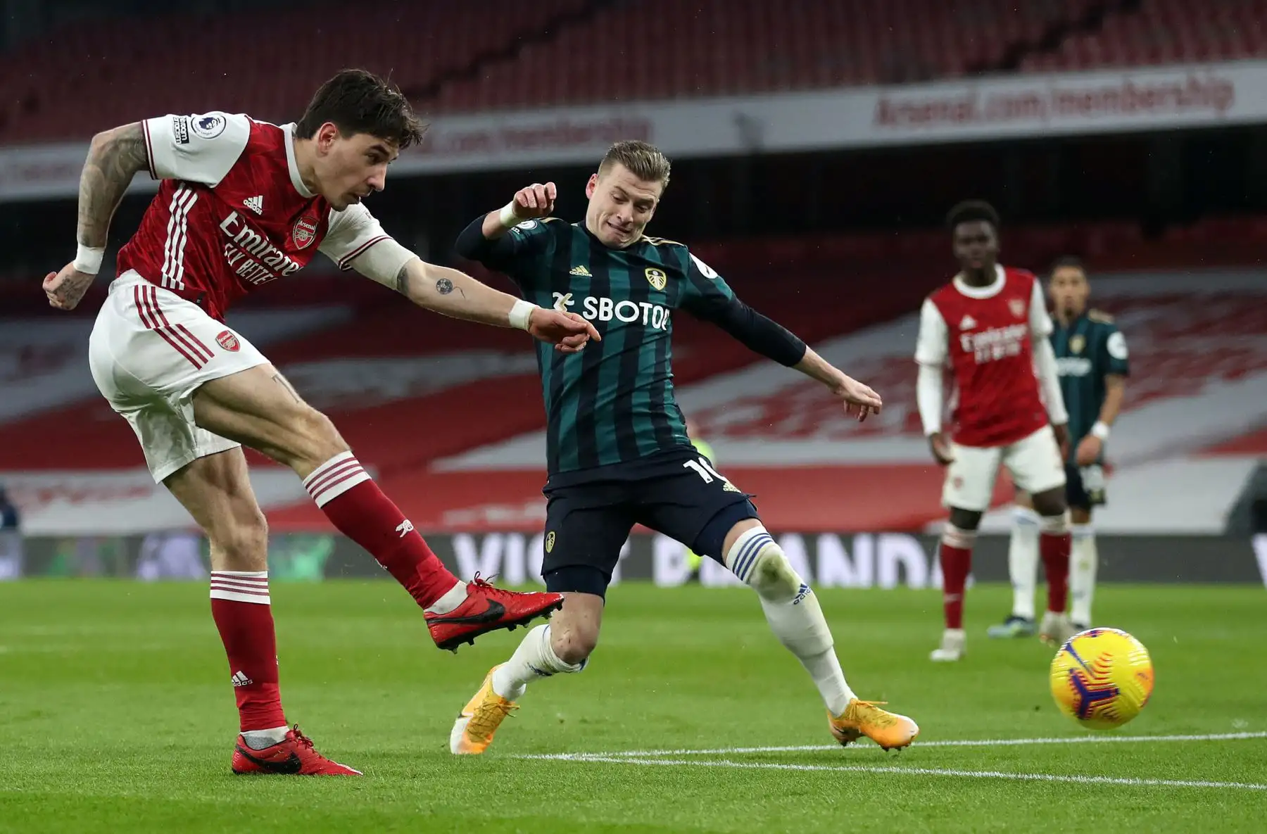 El defensor español del Arsenal, Héctor Bellerin, anota el tercer gol de su equipo durante el partido de fútbol de la Premier League inglesa entre el Arsenal y el Leeds United.
Foto: AFP
