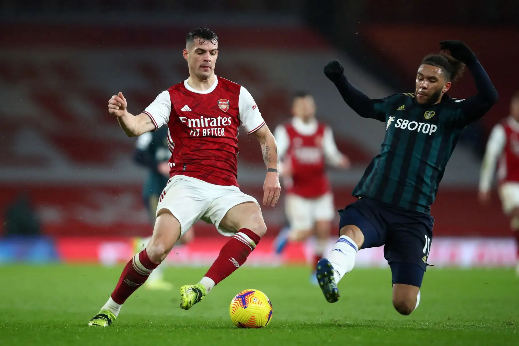 El centrocampista suizo del Arsenal Granit Xhaka, compite con el delantero galés del Leeds United Tyler Roberts, durante el partido de fútbol de la Premier League inglesa entre el Arsenal y el Leeds United. Foto:AFP