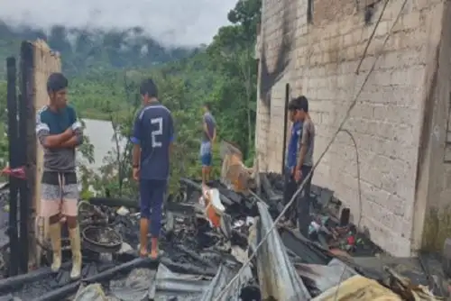 Las personas damnificadas fueron reubicadas en el salón comunal de Puerto Manoa.