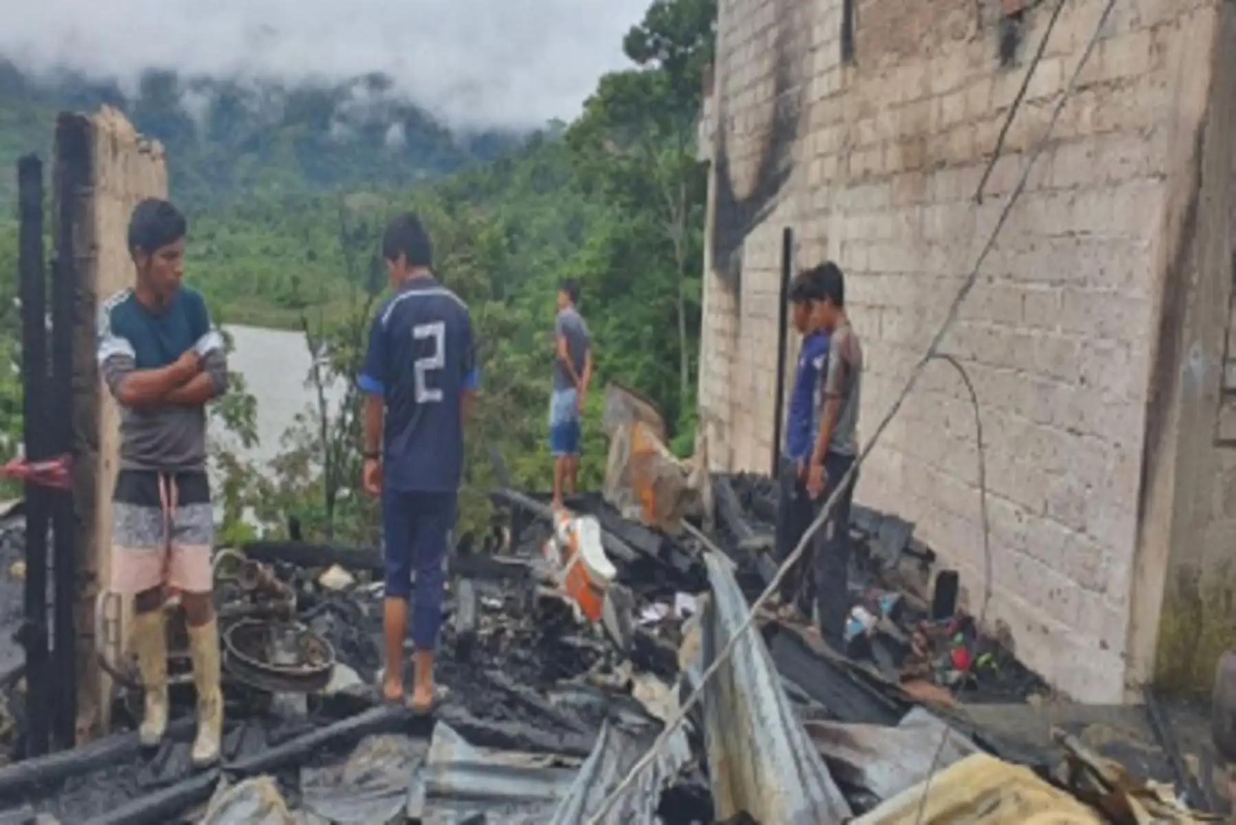 Las personas damnificadas fueron reubicadas en el salón comunal de Puerto Manoa.