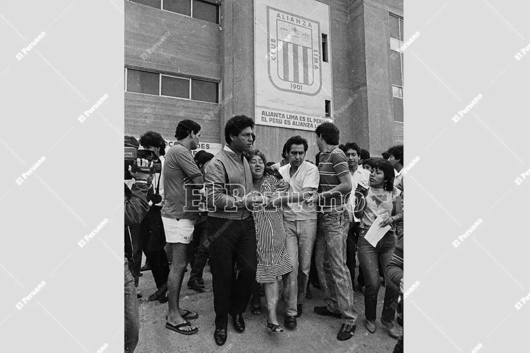 Lima - 9 diciembre 1987 / Escenas de dolor protagonizaron familiares de los futbolistas y cuerpo técnico de Alianza Lima en el estadio de Matute luego de confirmarse  la desaparición del avión Fokker F-27 en el mar de Ventanilla. Foto: Archivo Histórico de El Peruano / Alejandro Aguirre