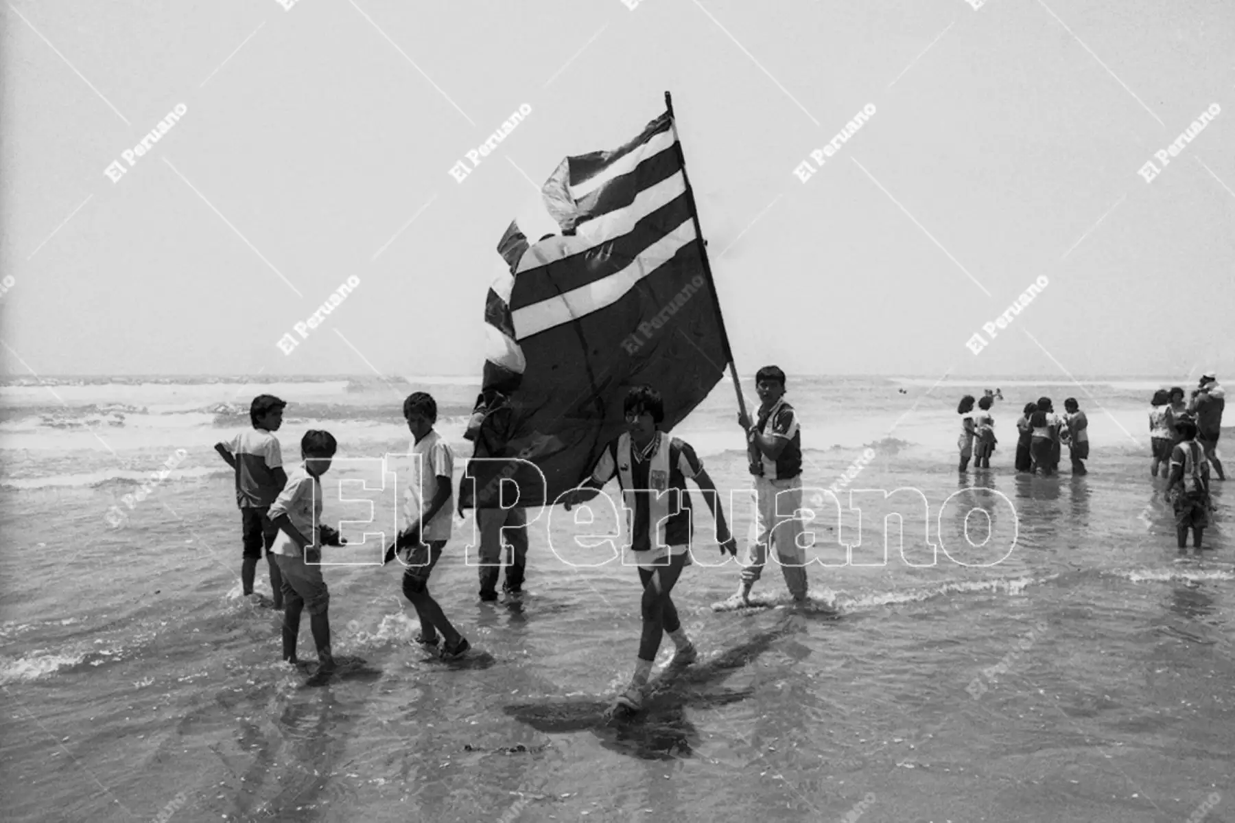 Callao -  9 diciembre 1988 / Familiares de las víctimas e hinchas de Alianza Lima realizaron una romería a las playas de Ventanilla al cumplirse un año del accidente aéreo donde desapareción el plantel principal del cuadro íntimo de La Victoria. Foto: Archivo Histórico de El Peruano