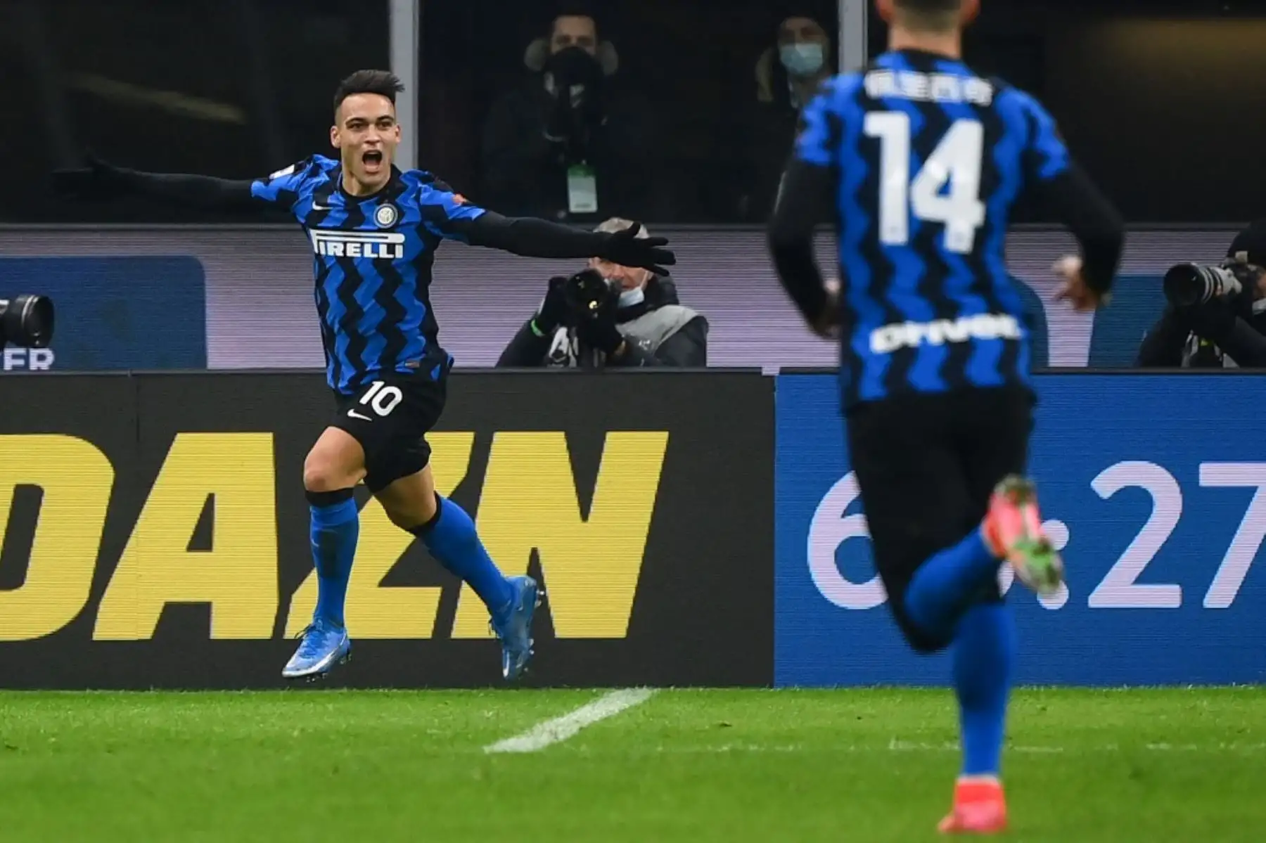 El delantero argentino del Inter de Milán Lautaro Martínez  celebra tras anotar durante el partido de fútbol de la Serie A italiana Inter de Milán vs Lazio Roma,  en el estadio de San Siro en Milán. Foto: AFP