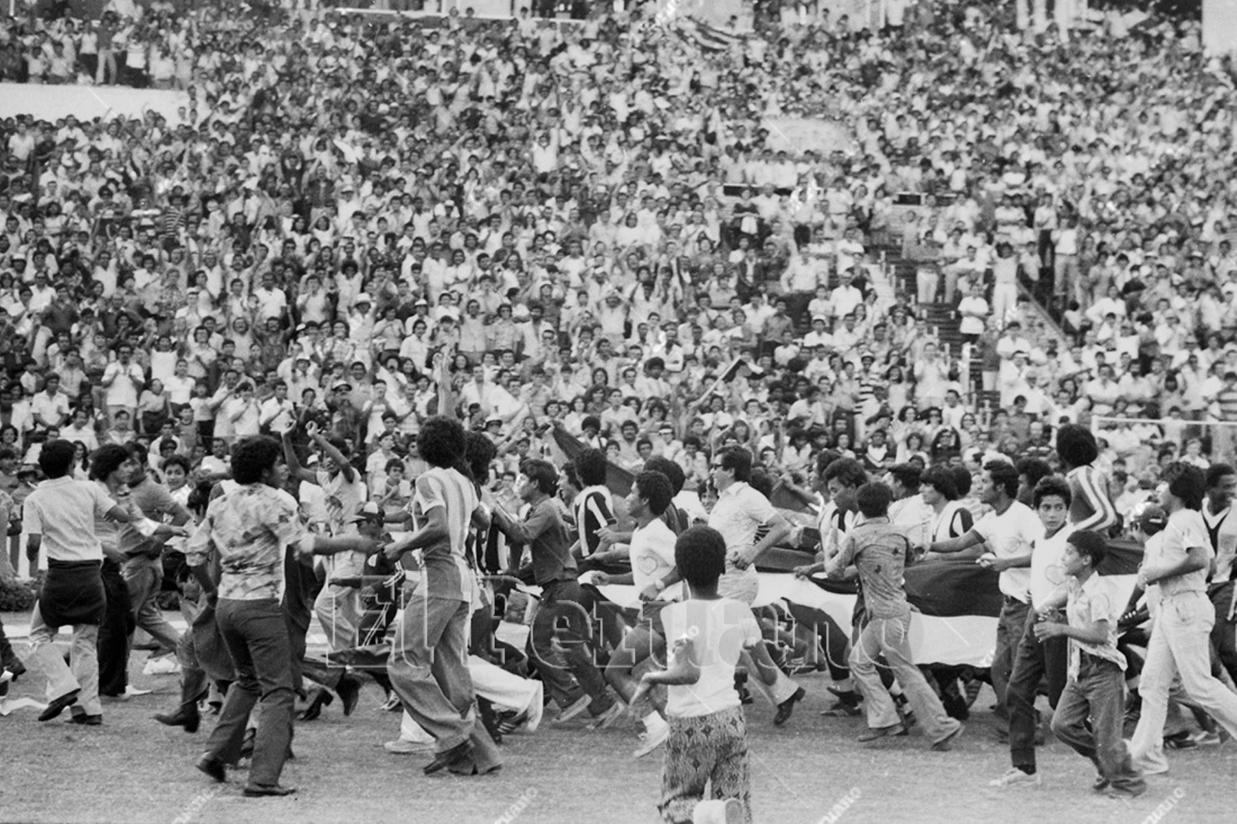 Lima - 21 enero 1979 / Jugadores e hinchas de Alianza Lima dan la vuelta olímpica tras derrotar al Atlético Chalaco y lograr el bicampeonato.
Foto: Archivo Histórico de El Peruano