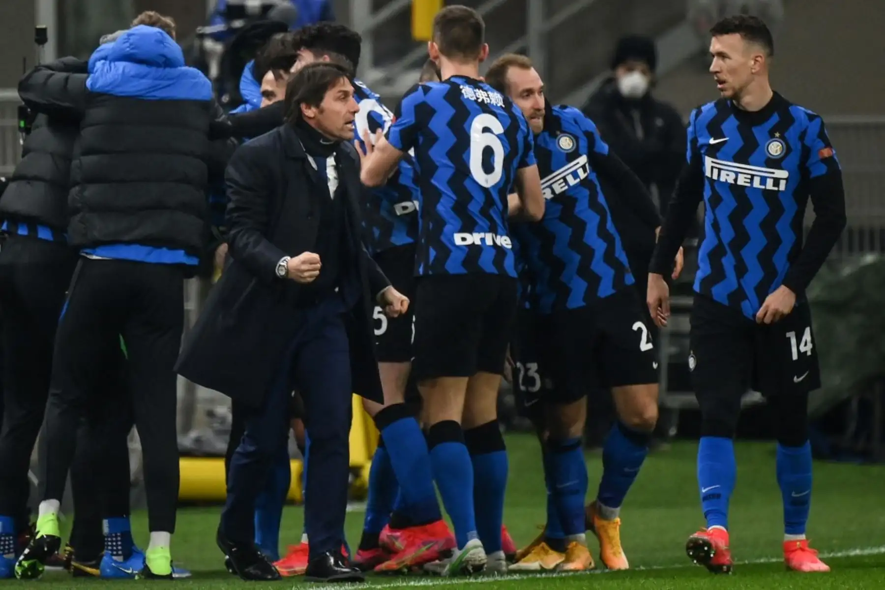 El entrenador italiano del Inter de Milán Antonio Conte reacciona después de que el Inter anotó su tercer gol durante el partido de fútbol de la Serie A italiana Inter de Milán vs Lazio Roma, en el estadio San Siro de Milán. Foto: AFP
