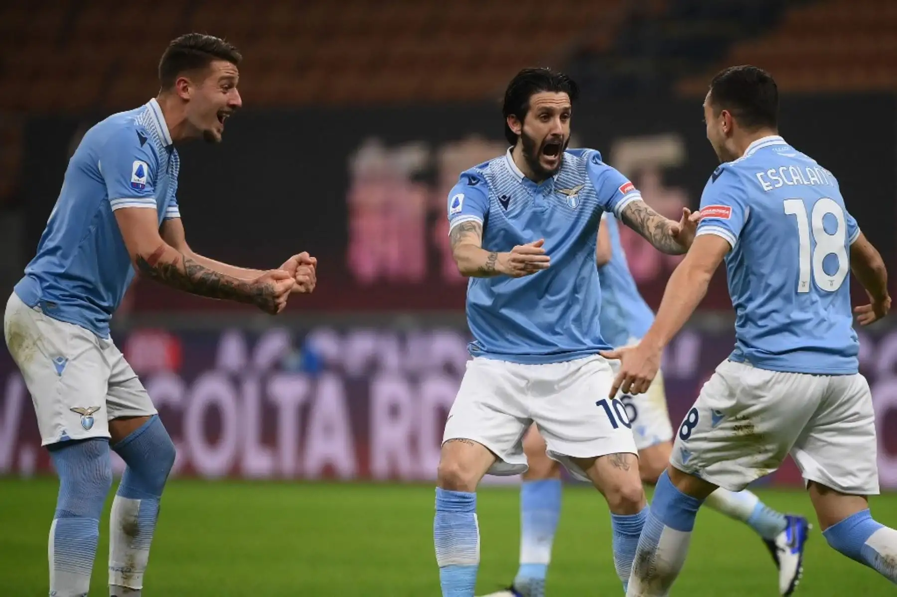 El centrocampista de Lazio, Gonzalo Escalante  celebra con el centrocampista  Lazio Sergej Milinkovic-Savic  y  Luis Alberto tras anotar durante el partido de fútbol de la Serie A italiana Inter de Milán vs Lazio Roma, en el estadio de San Siro en Milan. Foto: AFP