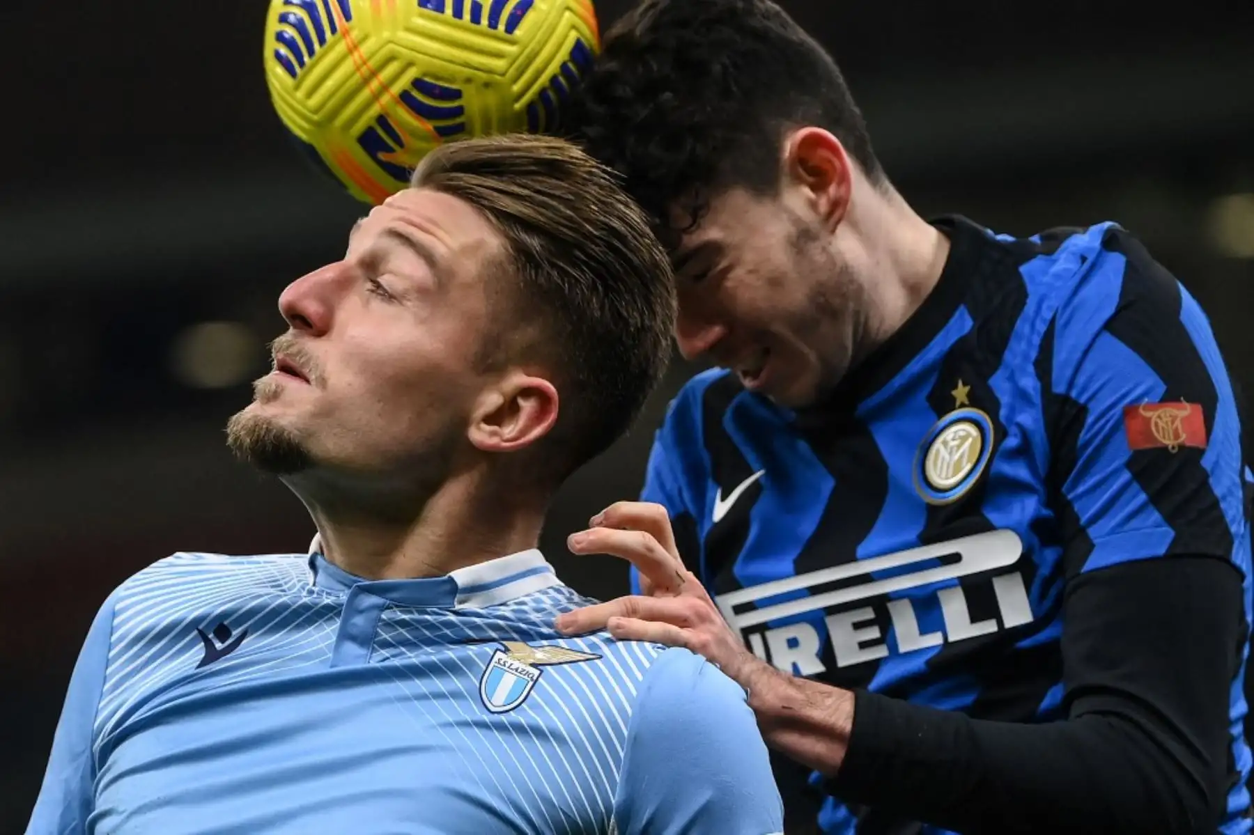 El centrocampista serbio de Lazio Sergej Milinkovic-Savic  y el defensa del Inter de Milán Alessandro Bastoni van de cabeza durante el partido de fútbol de la Serie A italiana Inter de Milán vs Lazio Roma, en el estadio de San Siro de Milán. Foto: AFP