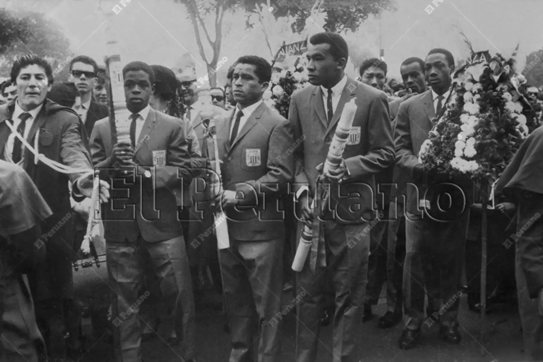 Lima - 19 octubre 1965 / Luis “Babalú” Martínez, Juan de la Vega, Orlando Lavalle, Rodolfo “El Chueco” Guzmán, Román Villanueva y Daniel Reyes  en el homenaje del club Alianza Lima al Señor de los Milagros.
 Foto: Archivo Histórico de El Peruano.