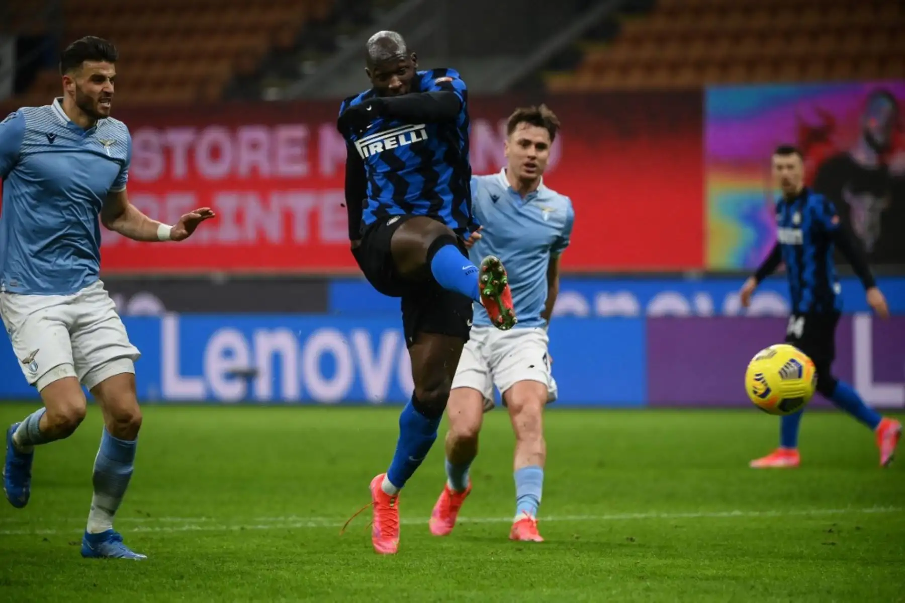 El delantero belga del Inter de Milán Romelu Lukaku dispara para marcar su segundo gol durante el partido de fútbol de la Serie A italiana Inter de Milán vs Lazio Roma, en el estadio San Siro de Milán. Fot6o: AFP