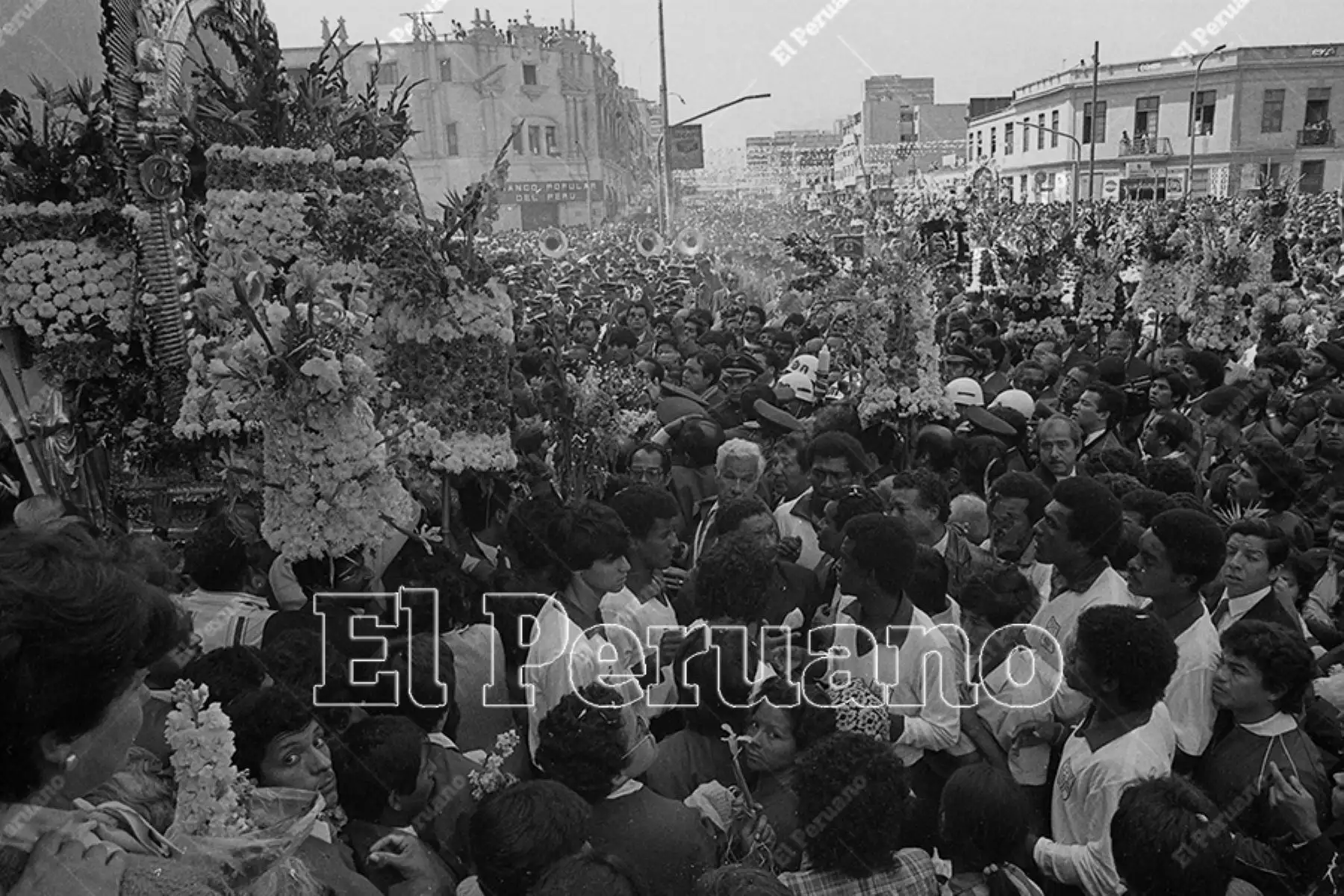 Lima - 19 octubre 1987 / Homenaje del club Alianza Lima al Señor de los Milagros. 
Foto: Archivo Histórico de El Peruano
