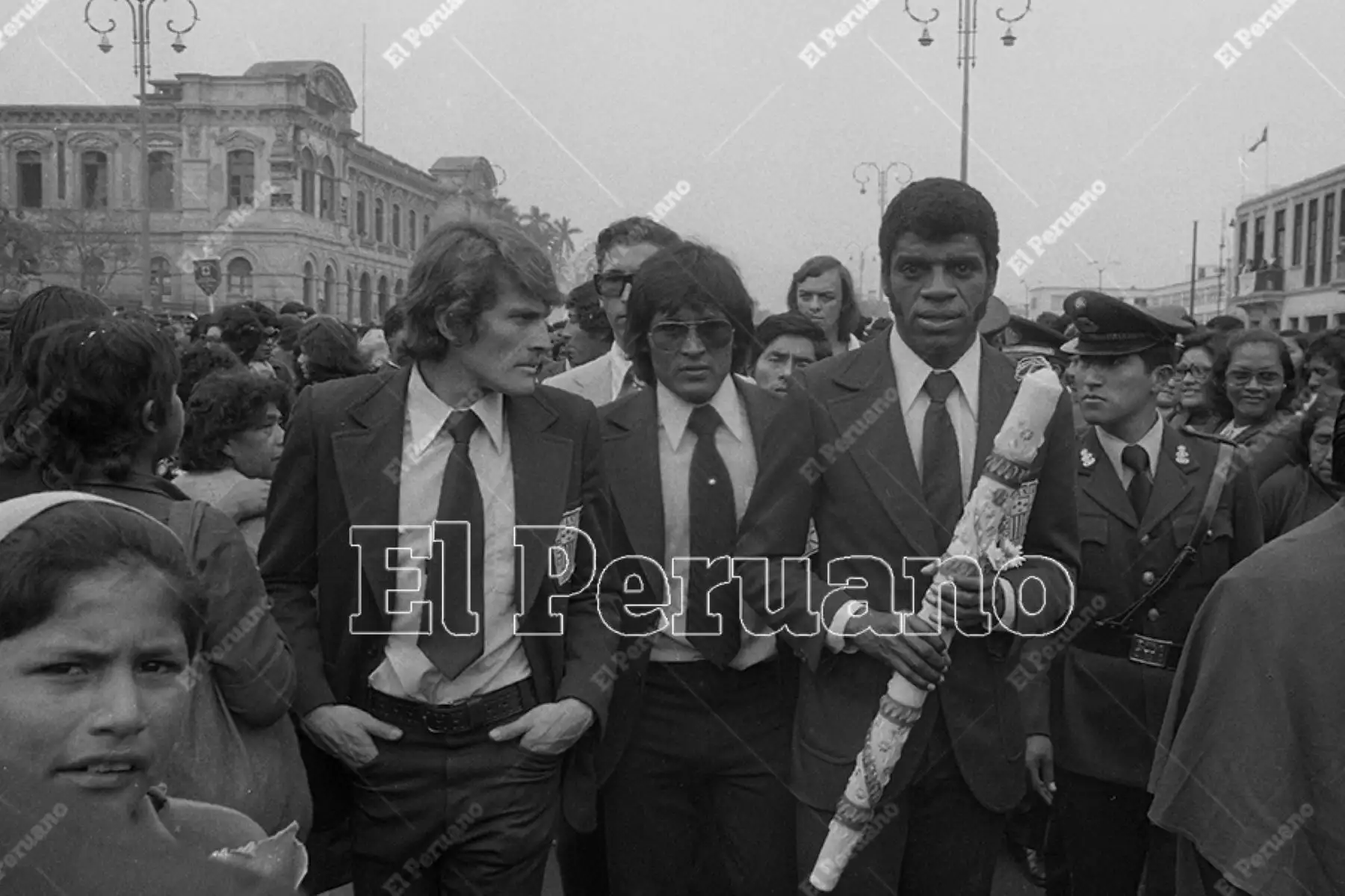 Lima - 19 octubre 1977 / Francisco Narducci, Hugo Sotil y Julio  Ramírez en el homenaje del club Alianza Lima al Señor de los Milagros. 
Foto: Archivo Histórico de El Peruano / Raúl Sagástegui