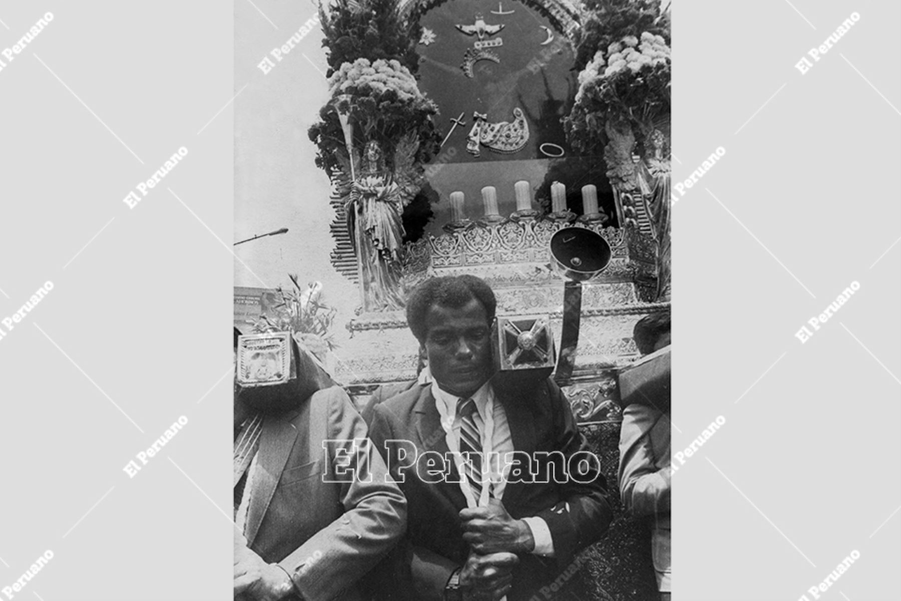 Lima - 19 octubre 1988 / Teófilo Cubillas carga las andas del Señor de los Milagros en el homenaje que le rindió el club Alianza Lima al Cristo Moreno. 
Foto: Archivo Histórico de El Peruano