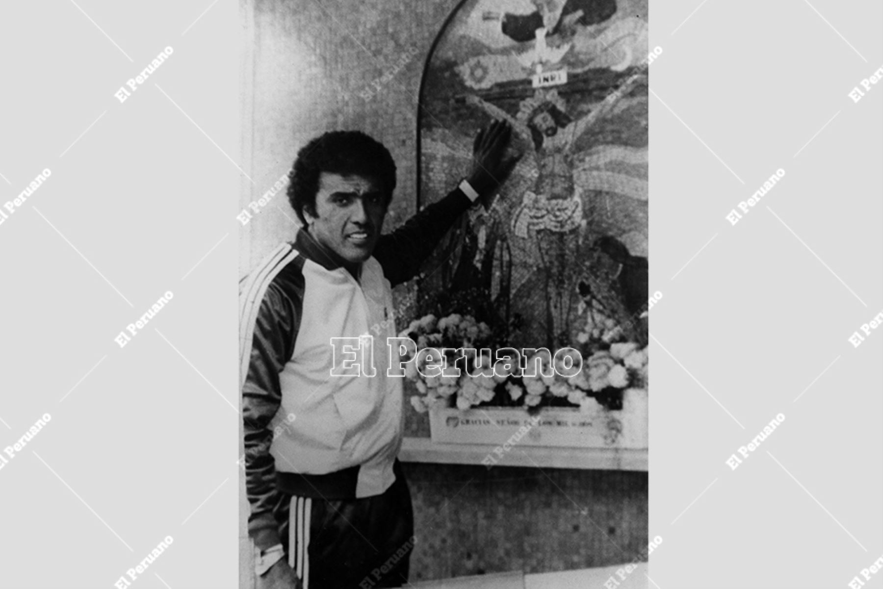 Lima - 1987 / El arquero de Alianza Lima, José Gonzales Ganoza, muestra su devoción por el Señor de los Milagros. 
Foto: Archivo Histórico de El Peruano