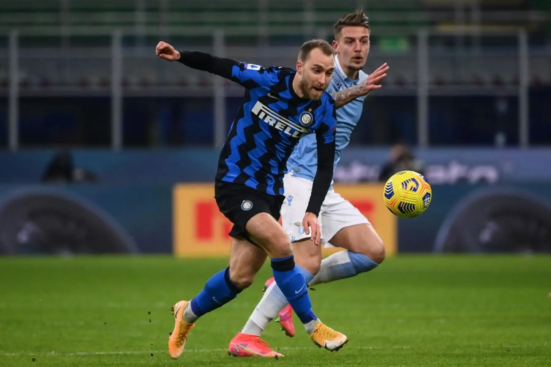 El centrocampista danés del Inter de Milán Christian Eriksen y el centrocampista de Lazio Sergej Milinkovic-Savic, van por el balón durante el partido de fútbol de la Serie A italiana Inter de Milán vs Lazio Roma, en el estadio de San Siro en Milán. Foto: AFP