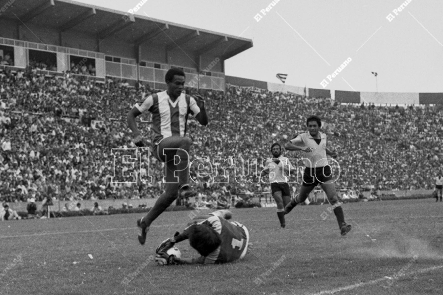 Lima - 7 octubre 1984 / Eugenio La Rosa no puede superar al portero Darío "Chacal" Herrera. Alianza Lima empató 1-1 con Sport Boys que se mantiene de  líder del torneo descentralizado. 
Foto: Archivo Histórico de El Peruano.