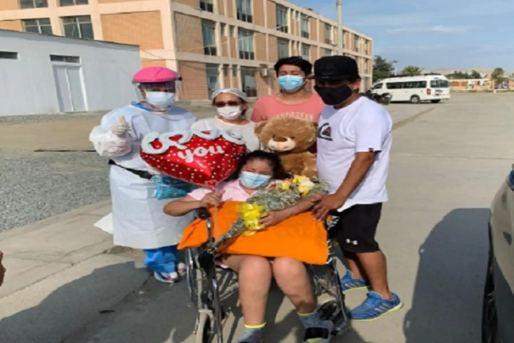 El romántico detalle del esposo fue aplaudido por las enfermeras y médicos del nosocomio.