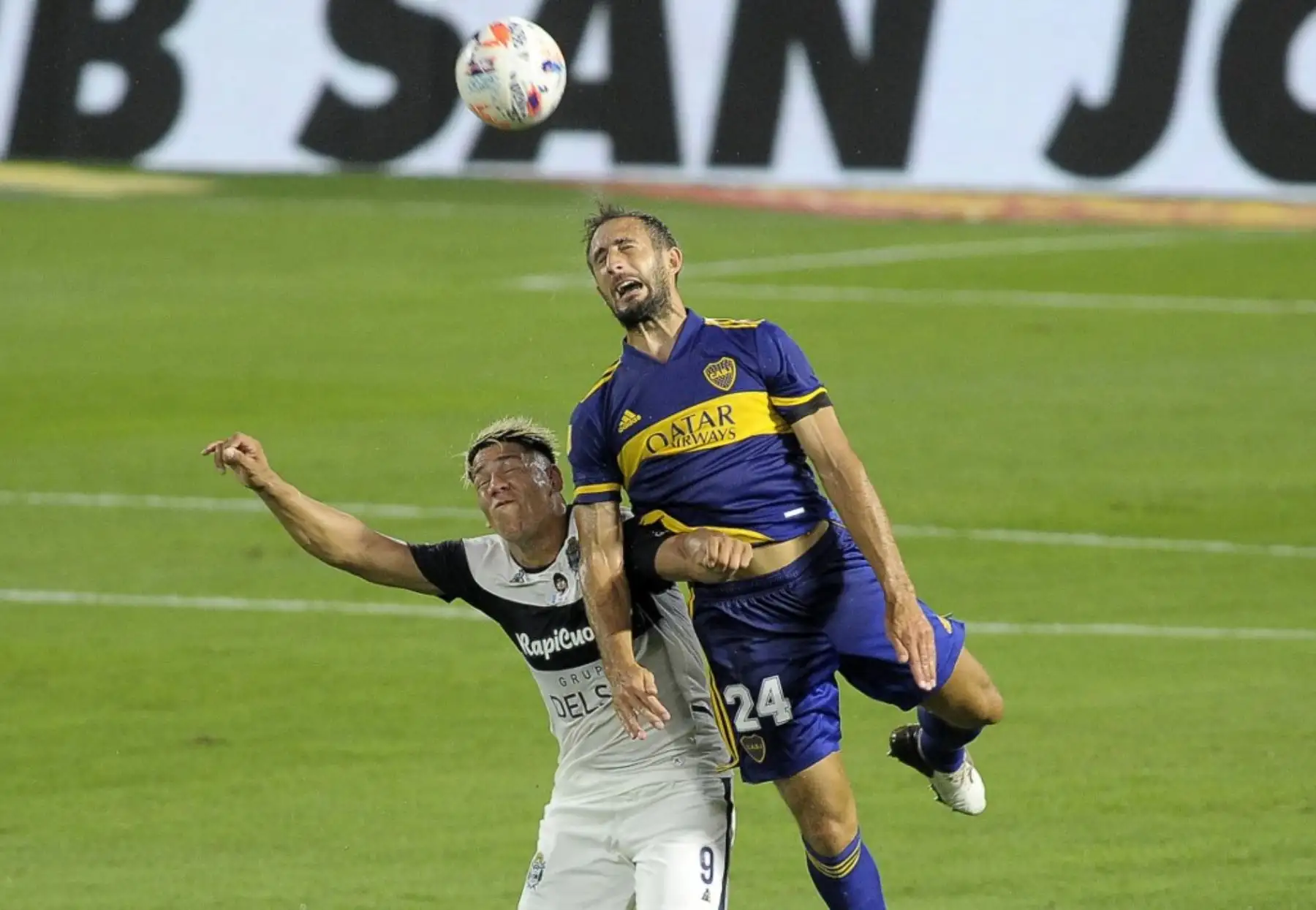 El defensor de Boca Juniors Carlos Izquierdoz  salta por el balón con el delantero de Gimnasia y Esgrima La Plata Leandro Cotin, durante su partido de Liga de Fútbol Profesional Argentino en el estadio La Bombonera de Buenos Aires. Foto: AFP