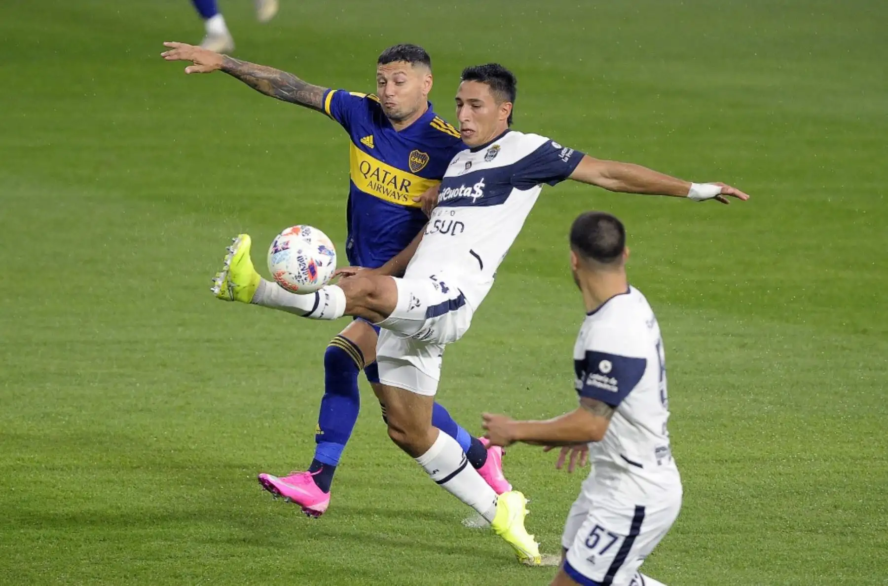 El defensor de Gimnasia y Esgrima La Plata, German Gruiffrey , compite por el balón con el delantero de Boca Juniors, Mauro Zárate, durante su partido de Liga de Fútbol Profesional Argentino en el estadio La Bombonera de Buenos Aires. Foto: AFP