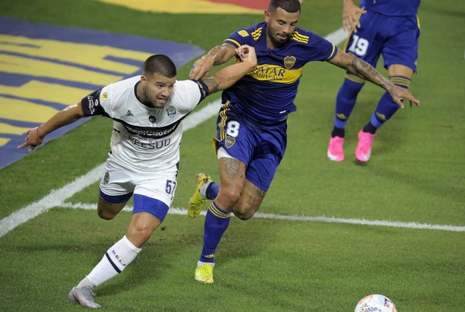 El mediocampista de Boca Juniors, Edwin Cardona, compite por el balón con el defensor de Gimnasia y Esgrima La Plata Weigandt durante su partido de la Liga de Fútbol Profesional Argentino en el estadio La Bombonera de Buenos Aires. Foto: AFP