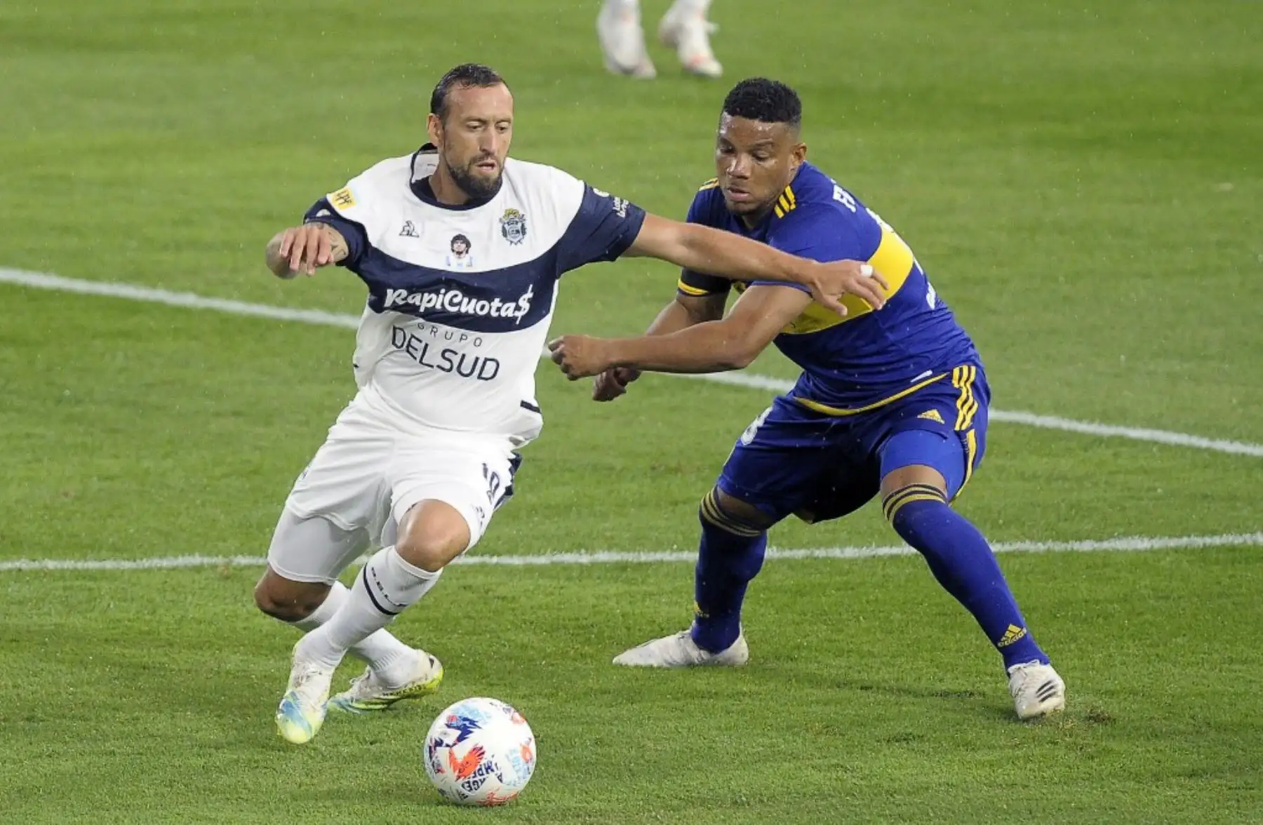 El mediocampista de Gimnasia y Esgrima La Plata, Brahian Alemán, compite por el balón con el defensor de Boca Juniors, Frank Fabra, durante su partido de la Liga de Fútbol Profesional Argentino en el estadio La Bombonera de Buenos Aires. Foto: AFP