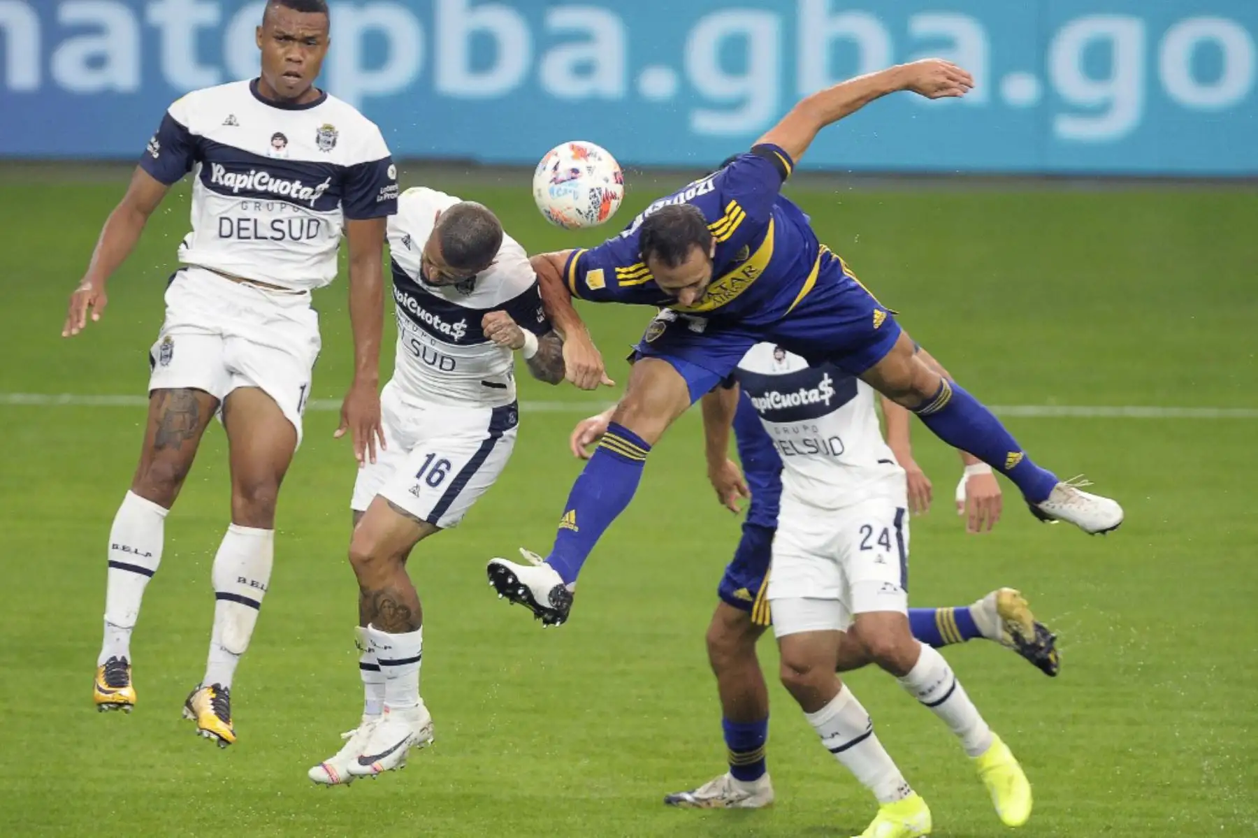 El defensor de Boca Juniors Carlos Izquierdoz y el volante de Gimnasia y Esgrima La Plata Víctor Ayala disputan el balón durante su partido de la Liga de Fútbol Profesional Argentino en el estadio La Bombonera de Buenos Aires. Foto: AFP