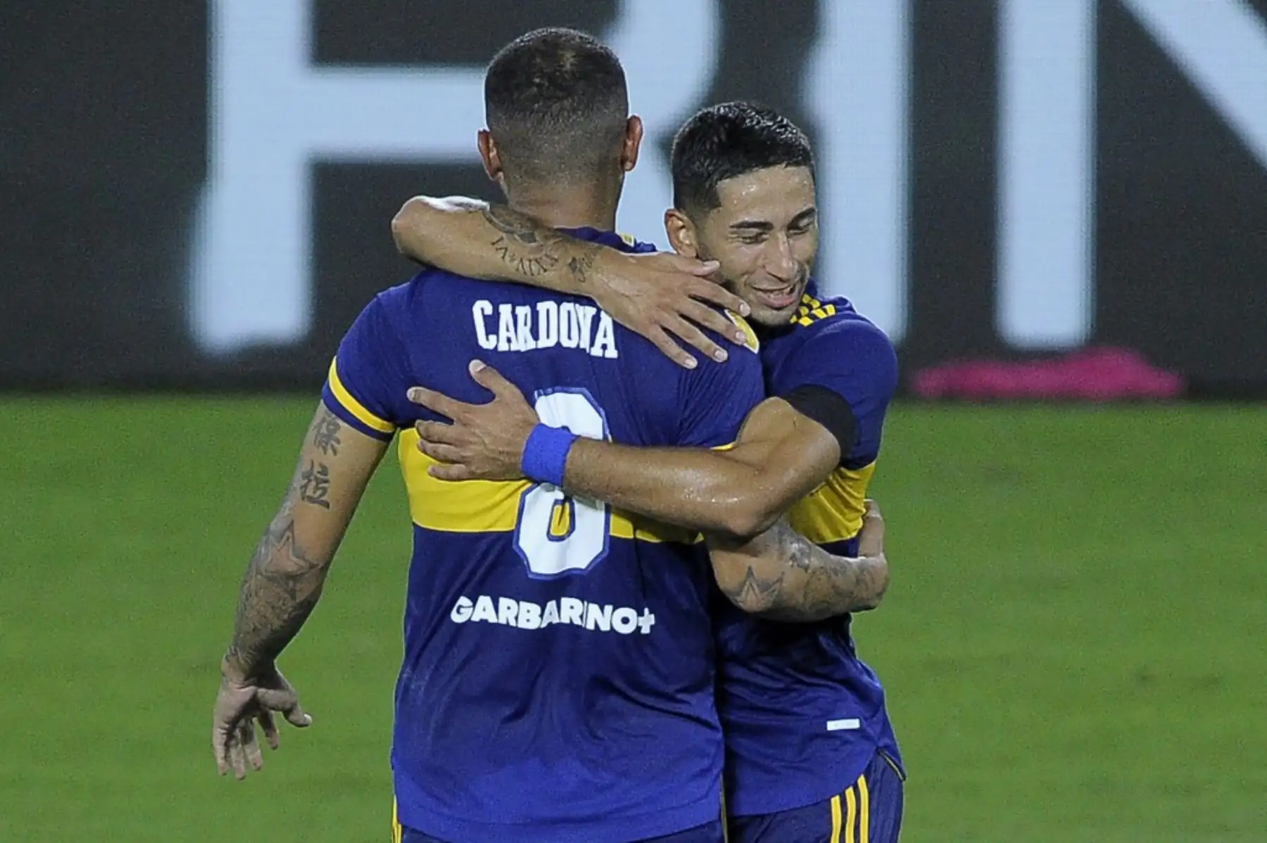 El volante de Boca Juniors, Edwin Cardona , Celebra con un compañero de equipo tras anotar ante Gimnasia y Esgrima La Plata durante el partido de la Liga de Fútbol Profesional Argentino en el estadio La Bombonera de Buenos Aires. Foto: AFP
